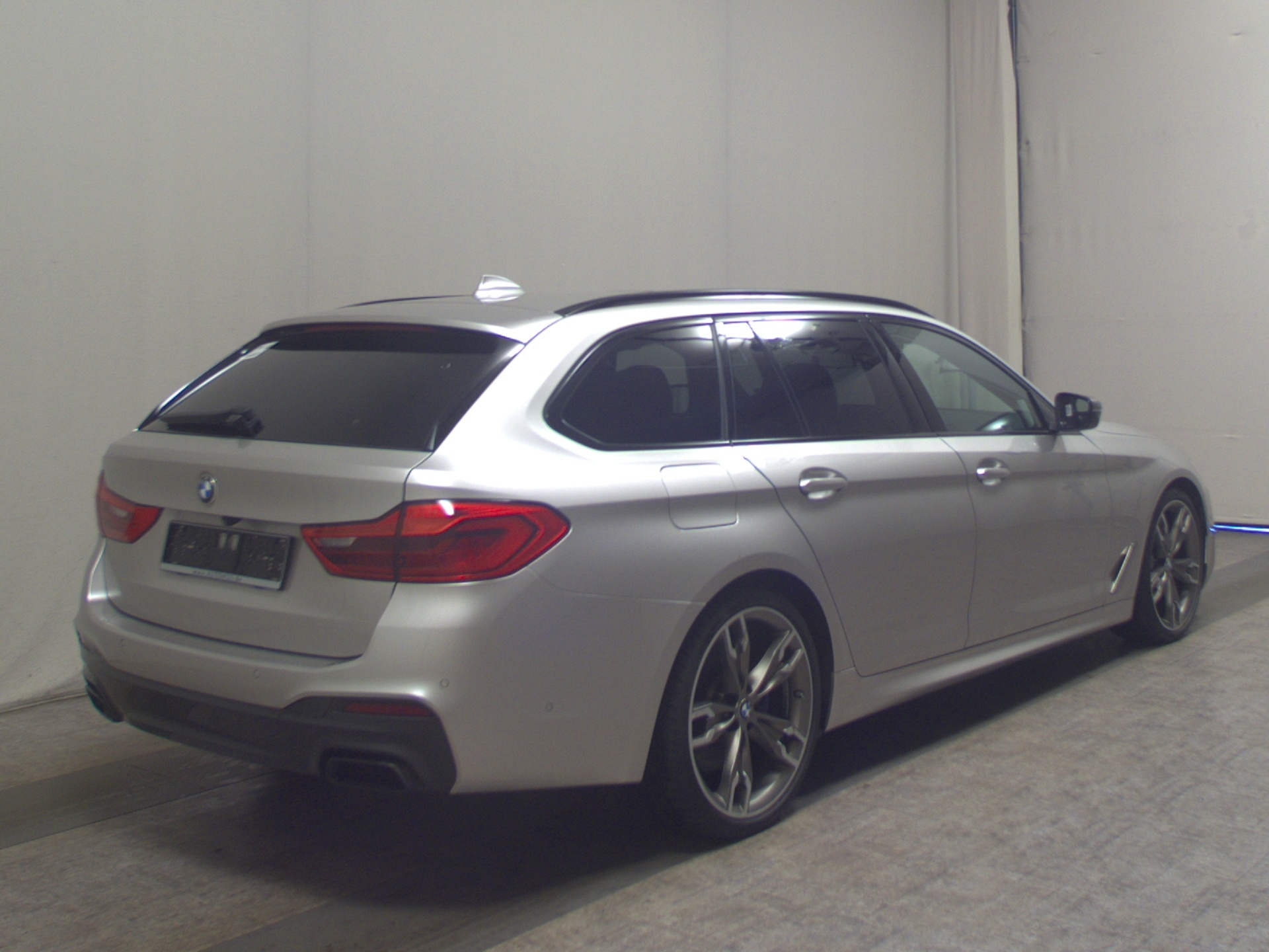 BMW M550 Touring xDr Navi LED Leder HuD Bowers Pano 4