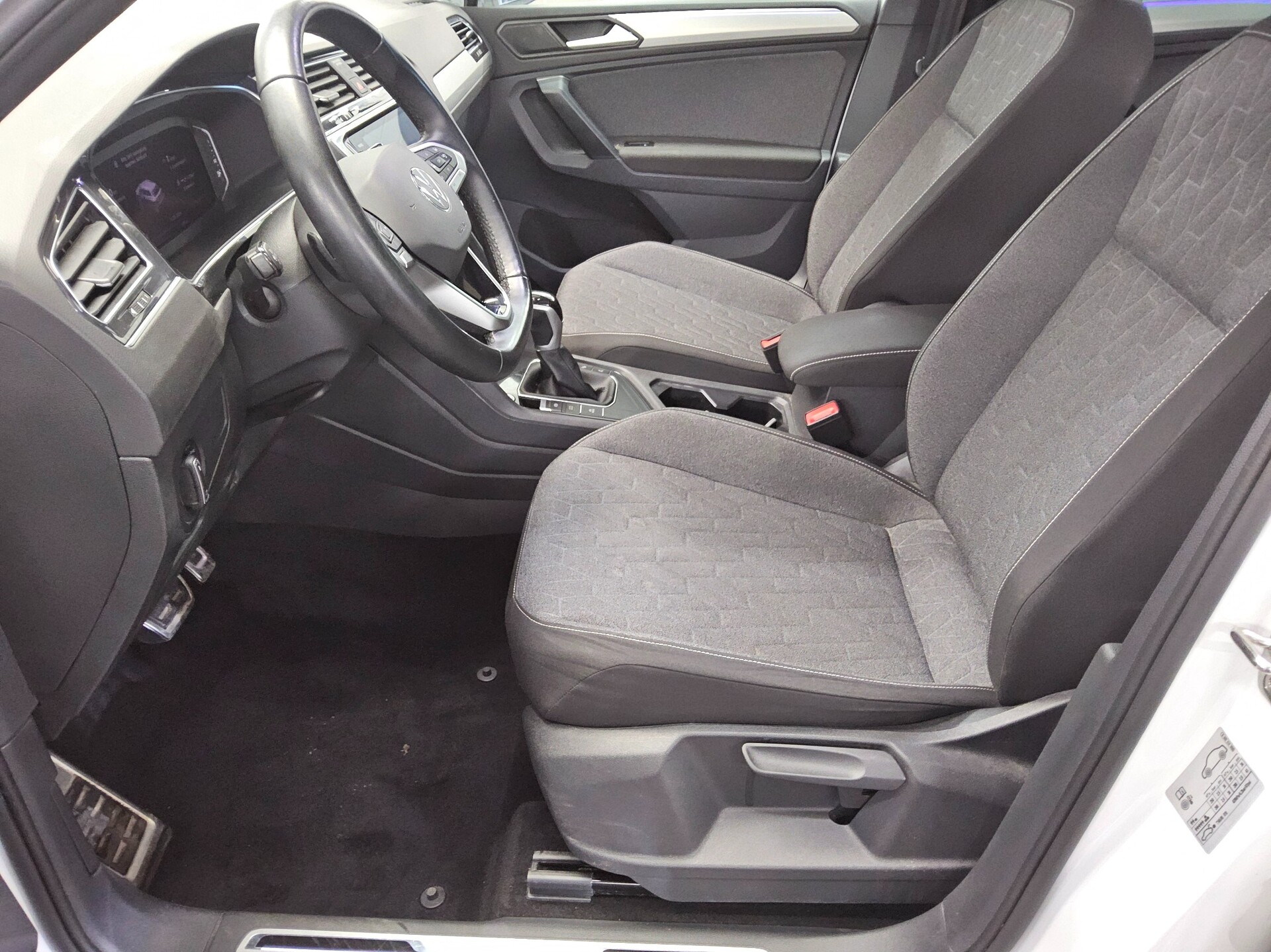 Volkswagen Tiguan 1.5 TSI Move AHK Navi DC Matrix RfK ACC 9