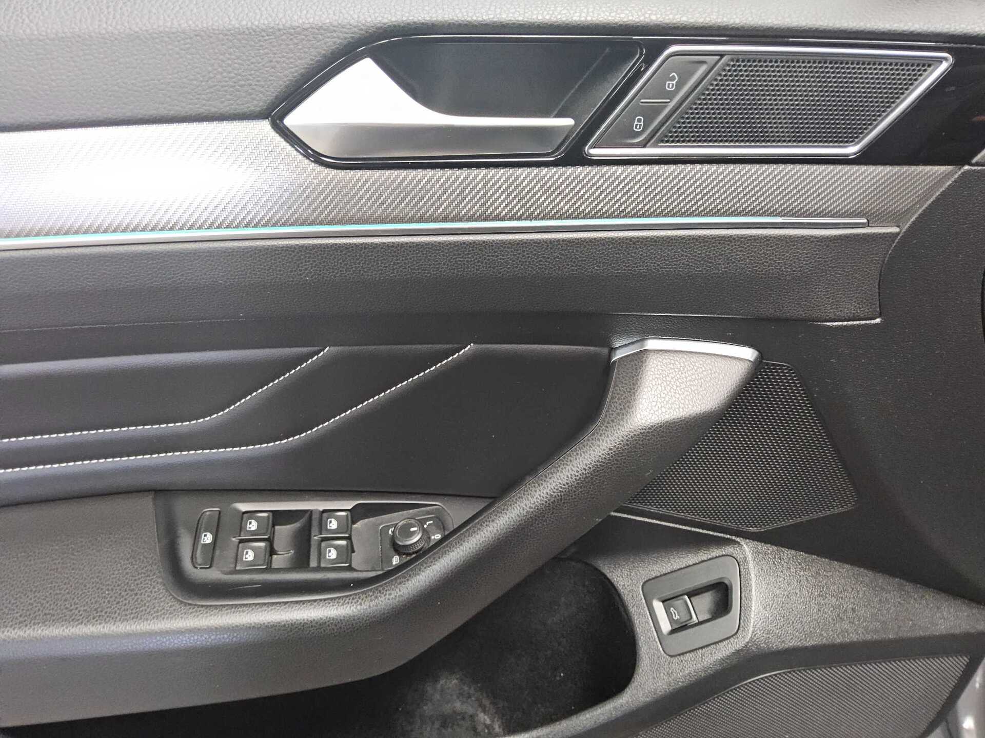 Volkswagen Passat Var. 2.0 TDI R-Line T-Leder Navi Pano DC 9