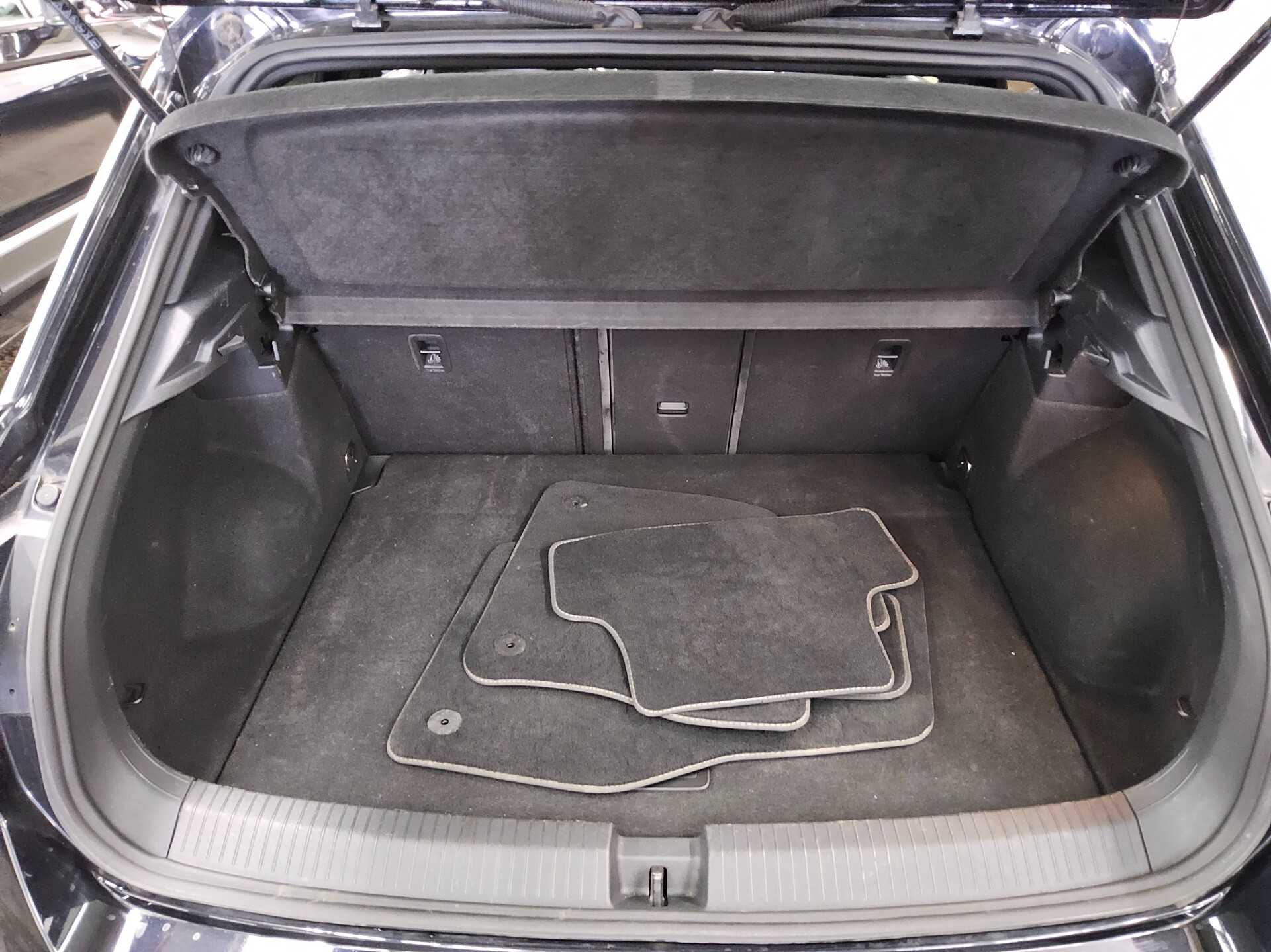 Volkswagen T-Roc 2.0 TSI 4M R-Line Navi Matrix ACC RfK AHK 13