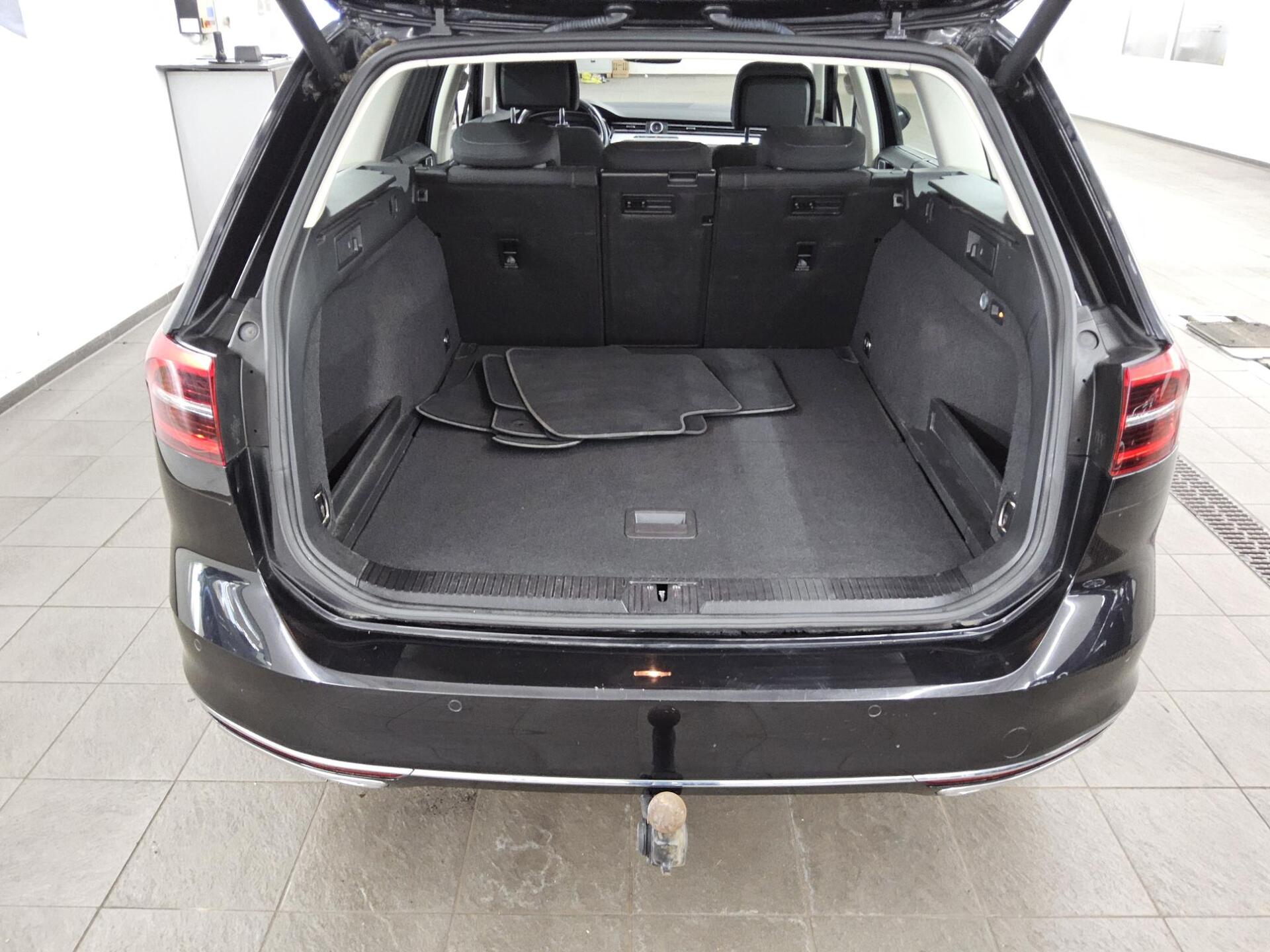 Volkswagen Passat Var. 2.0 TDI Comf. Navi LED AID 360° AHK 12