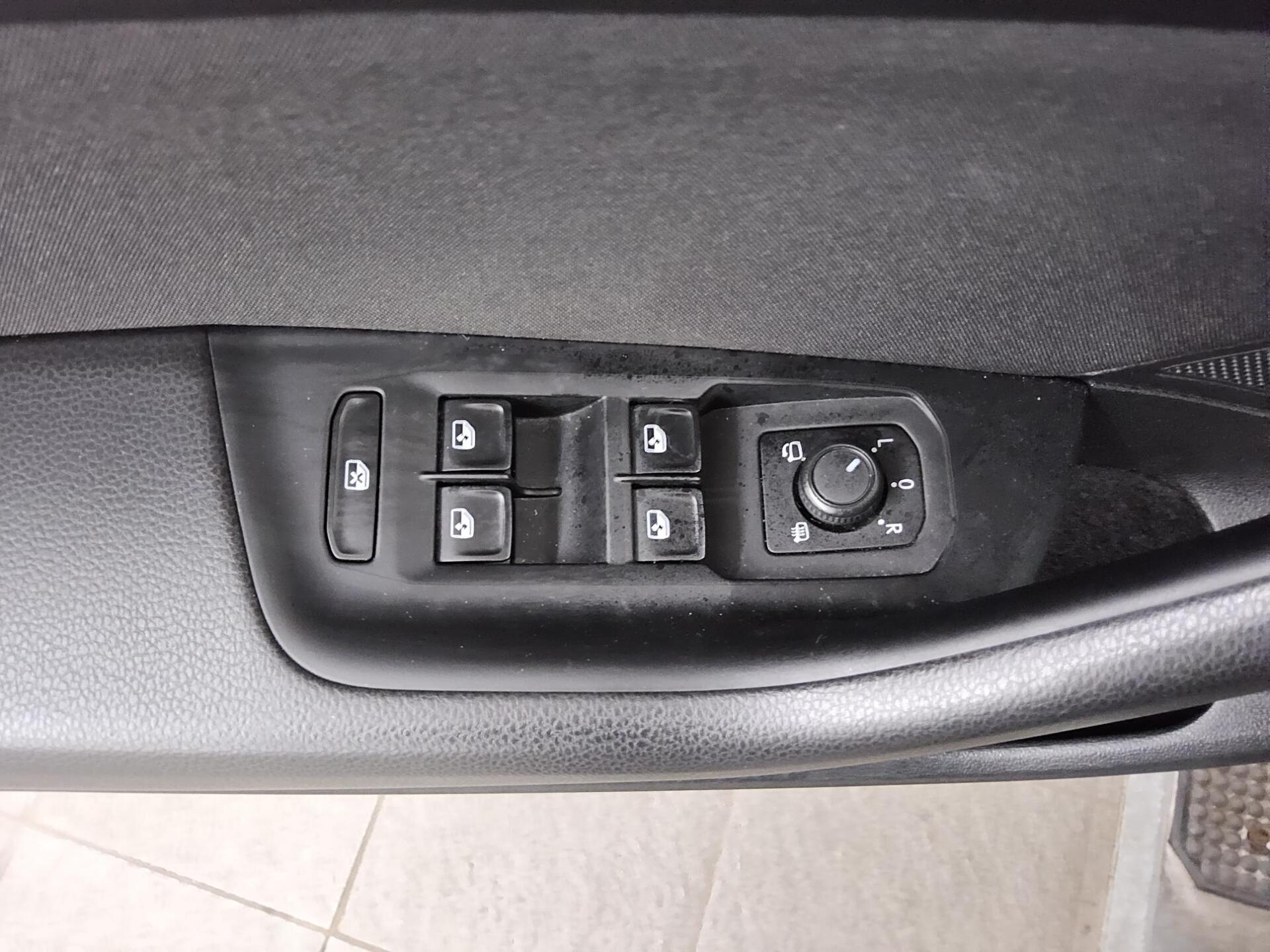 Volkswagen Passat Var. 2.0 TDI Comf. Navi LED AID 360° AHK 10