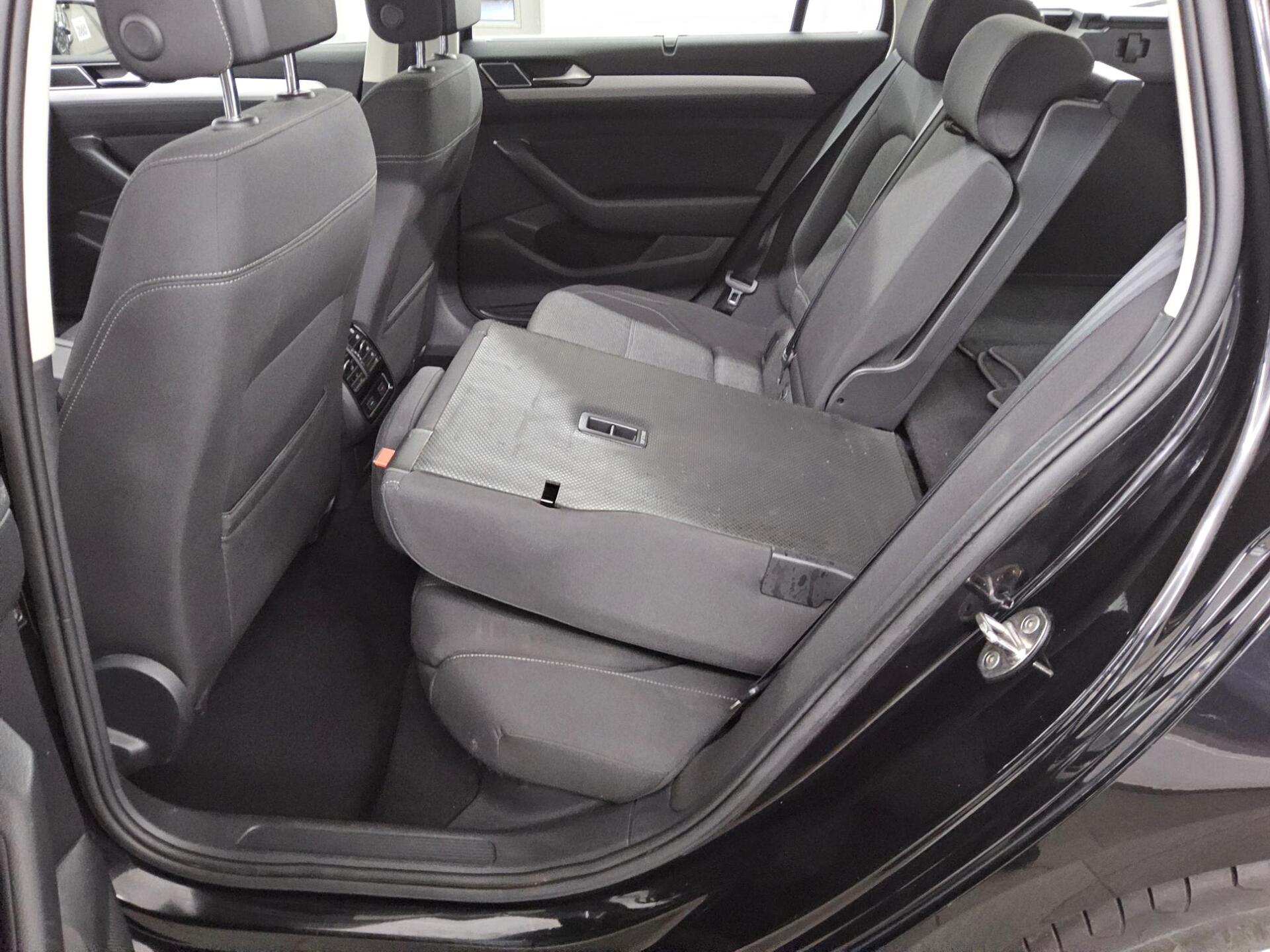 Volkswagen Passat Var. 2.0 TDI Comf. Navi LED AID 360° AHK 13