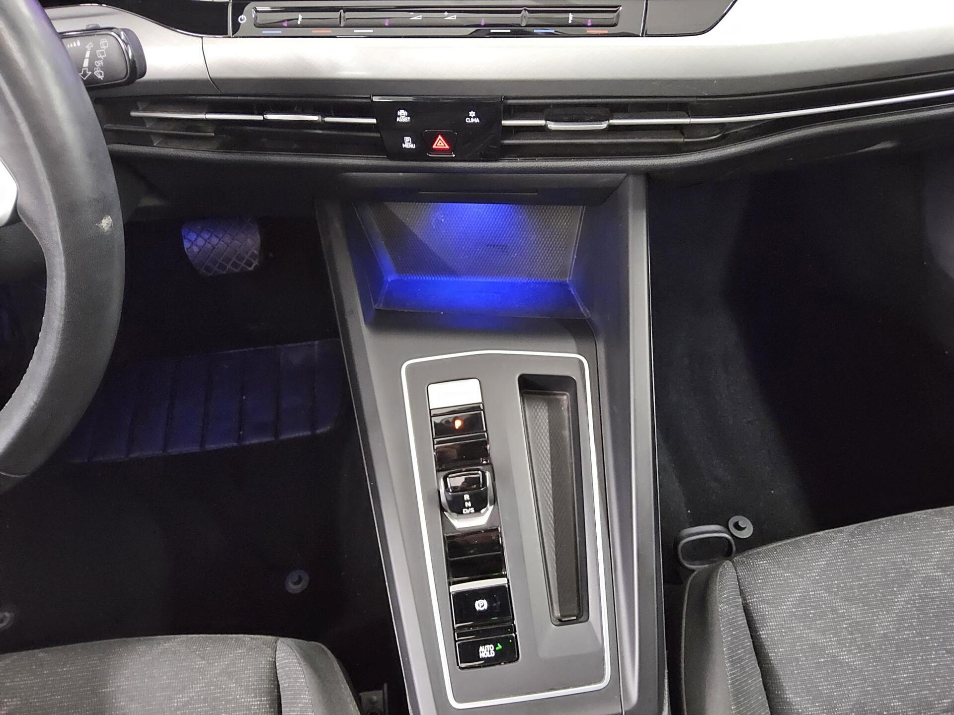 Volkswagen Golf-8 Var. 2.0 TDI Life Navi LED Pano DC RFK 6