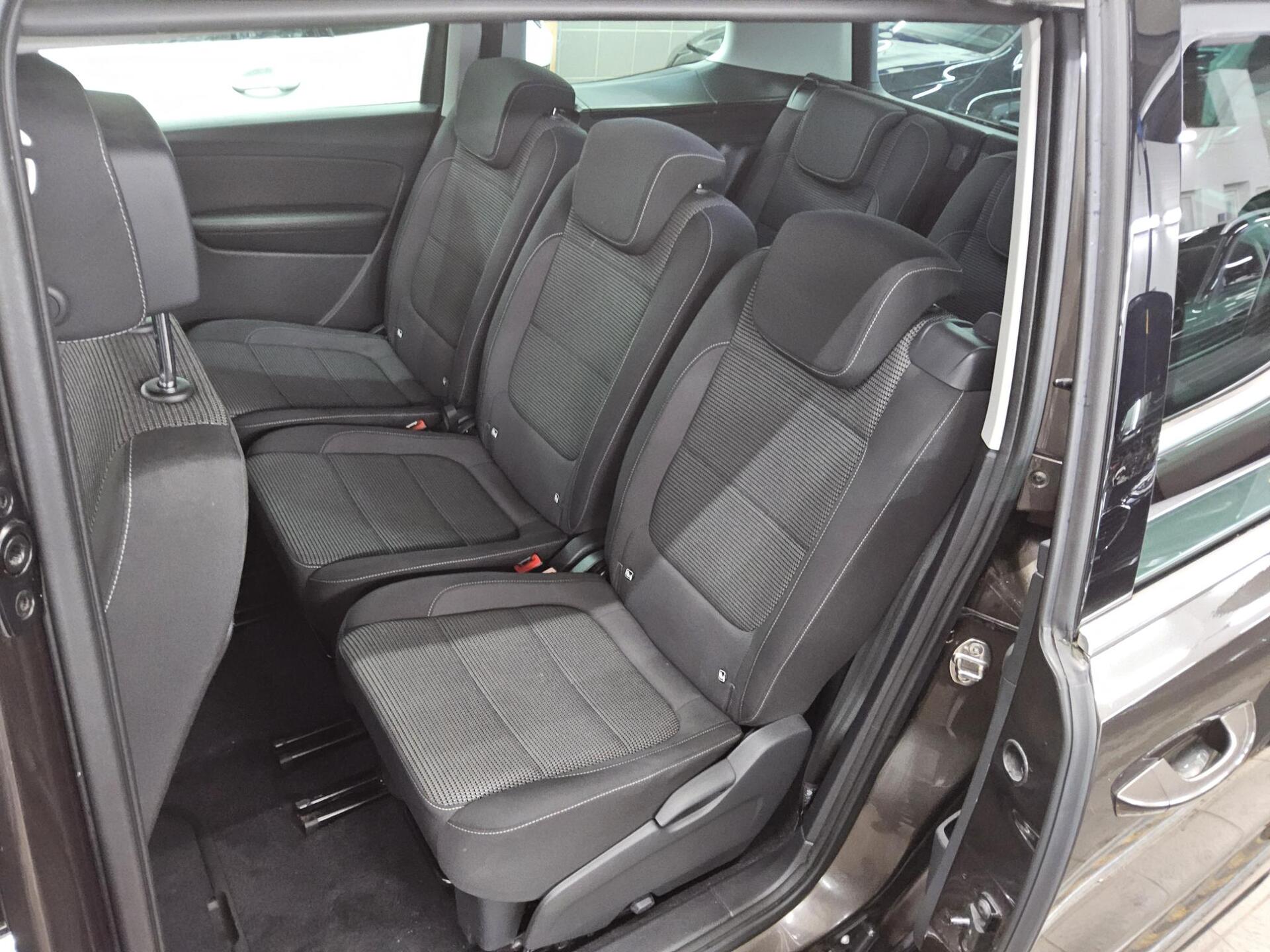 Volkswagen Sharan 2.0 TDI Comf. 7-Sitze Navi PDC 13