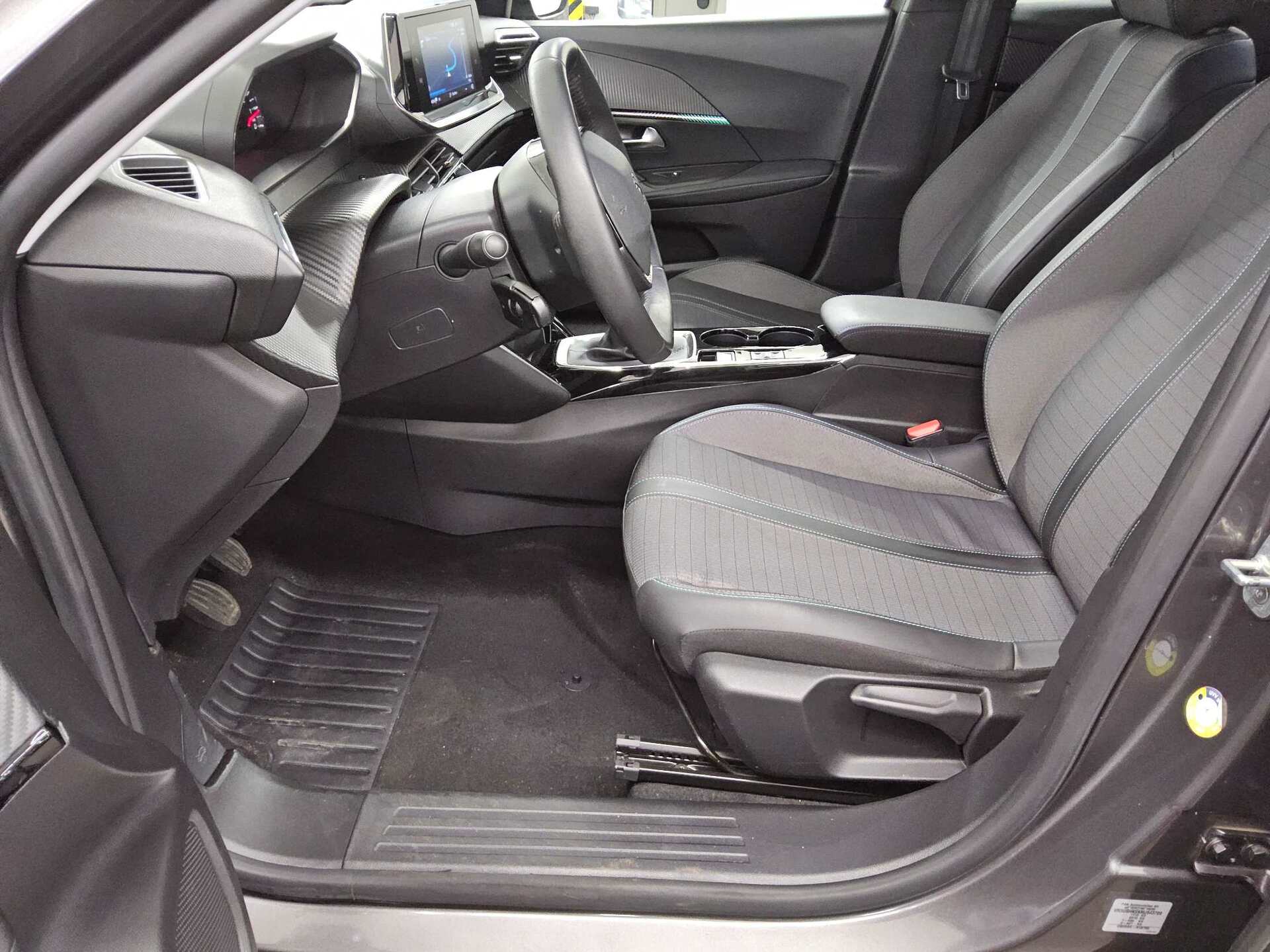 Peugeot 2008 1.2 PureTech Allure Navi LED T-Leder RFK 8