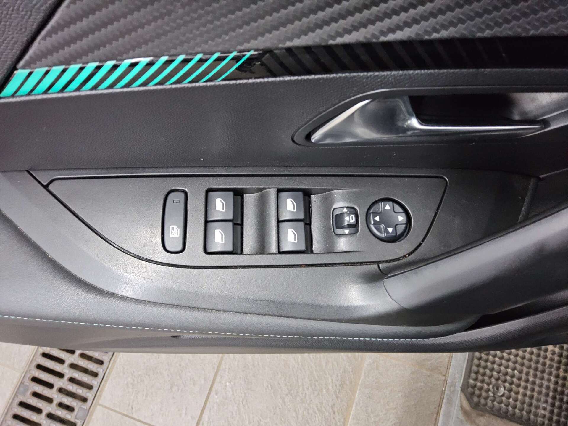 Peugeot 2008 1.2 PureTech Allure Navi LED T-Leder RFK 9