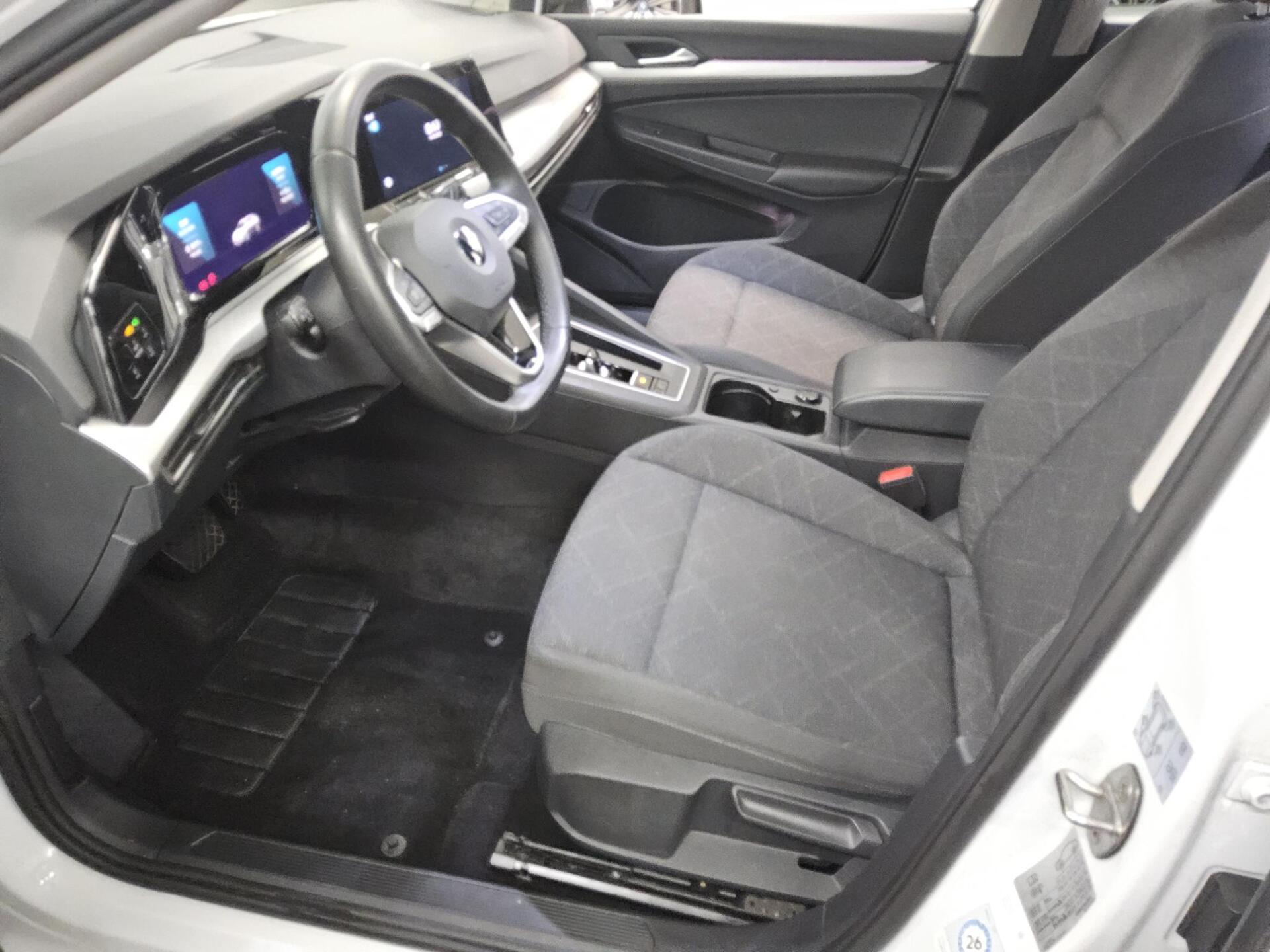 Volkswagen Golf-8 Var. 2.0 TDI Life Navi LED DC Shz PDC ACC 9