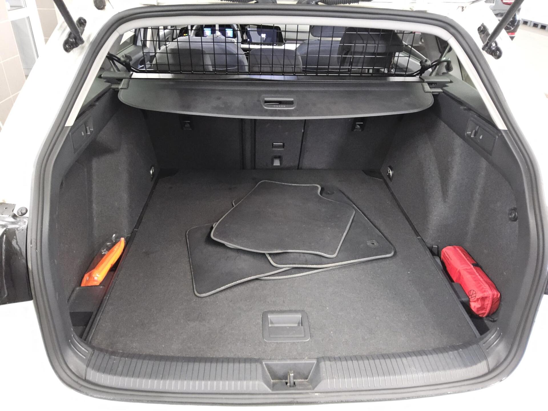 Volkswagen Golf-8 Var. 2.0 TDI Life Navi LED DC Shz PDC ACC 12