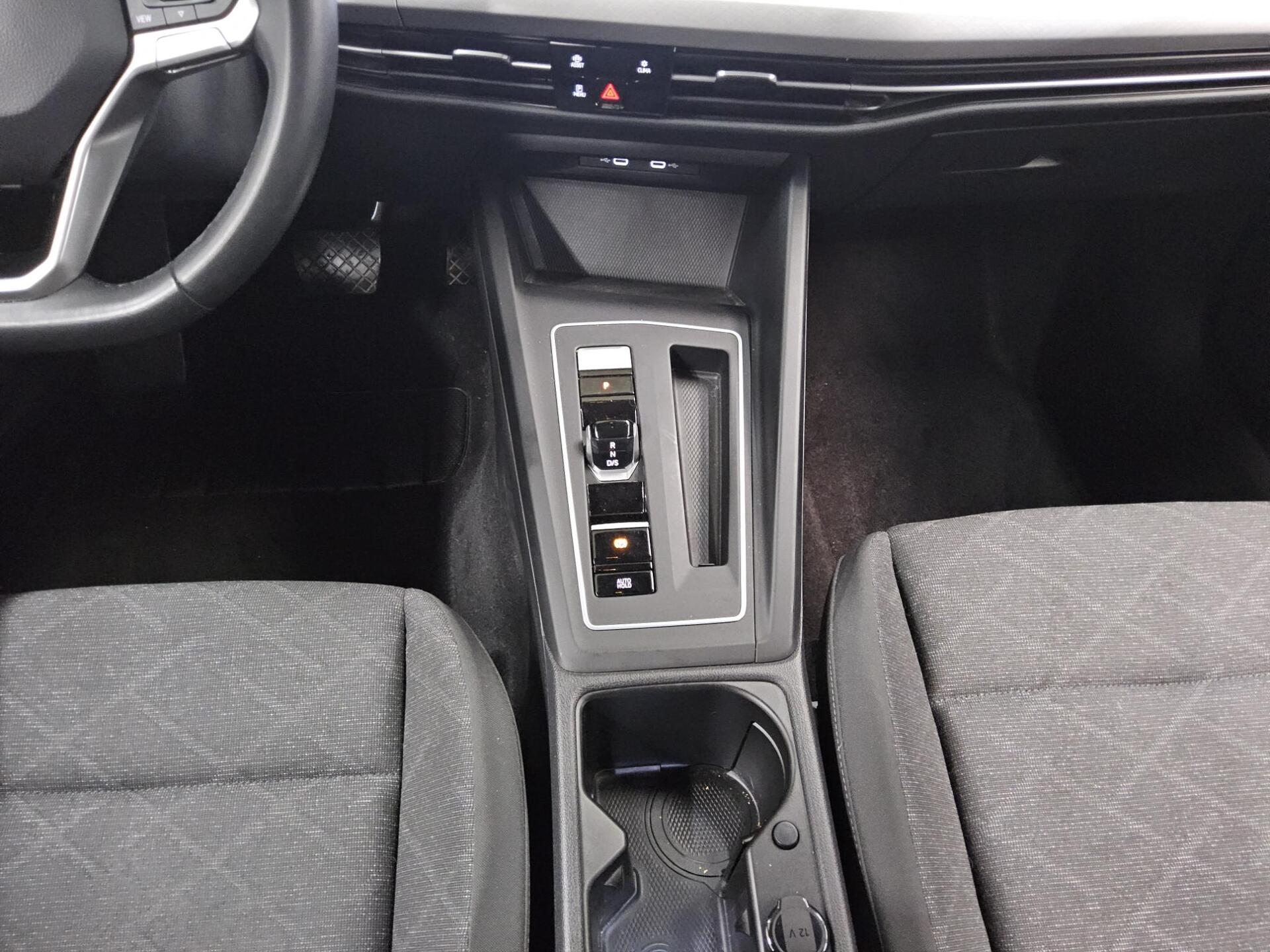 Volkswagen Golf-8 Var. 2.0 TDI Life Navi LED DC Shz PDC ACC 6