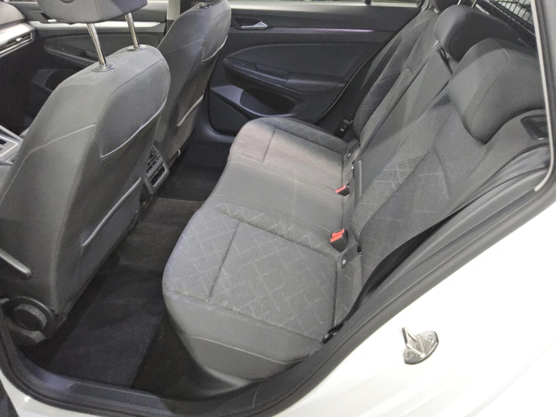 Volkswagen Golf-8 Var. 2.0 TDI Life Navi LED DC Shz PDC ACC 13