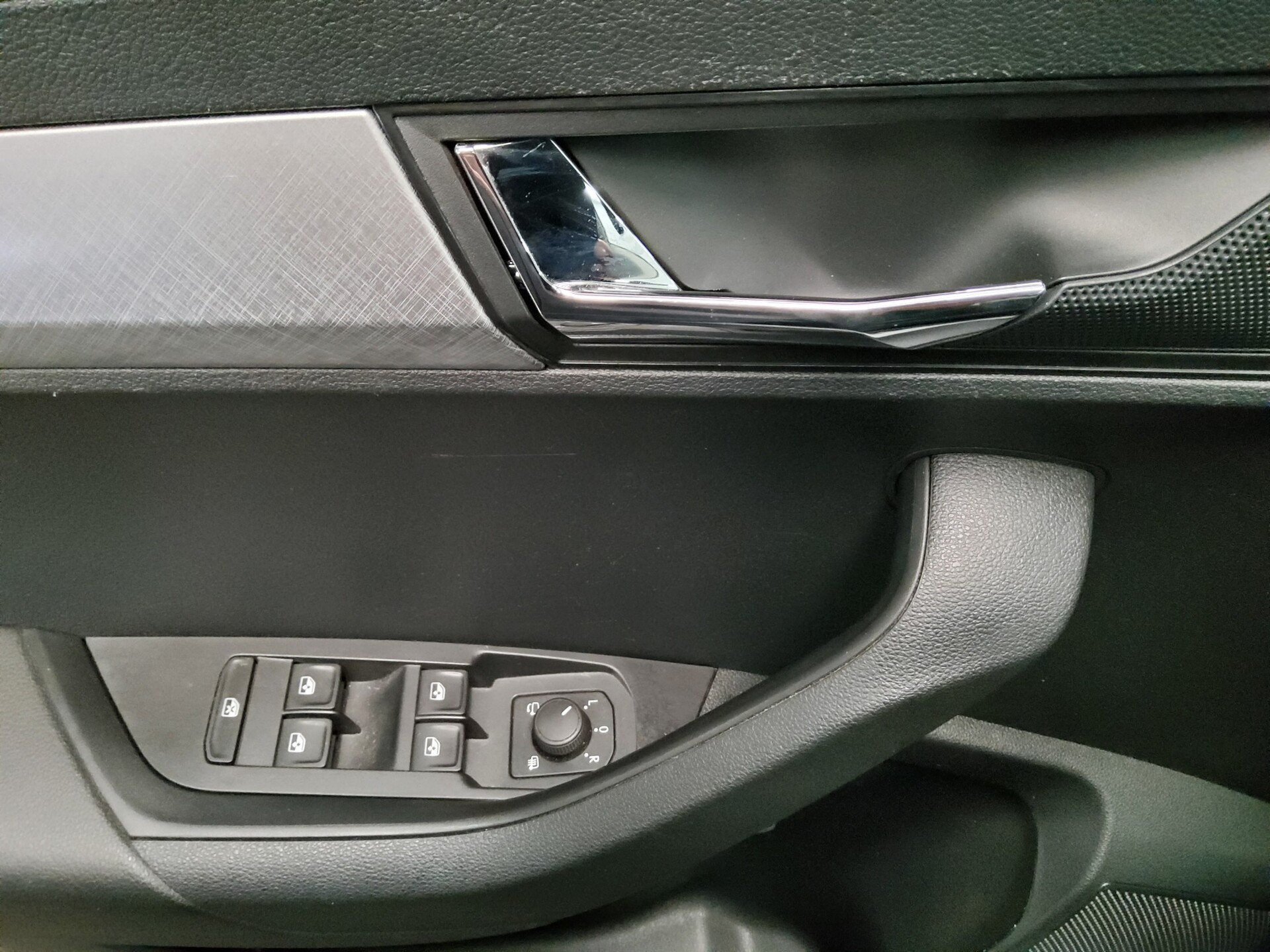 Skoda Karoq 2.0 TDI Ambition Navi LED vc RfK AHK ACC 10