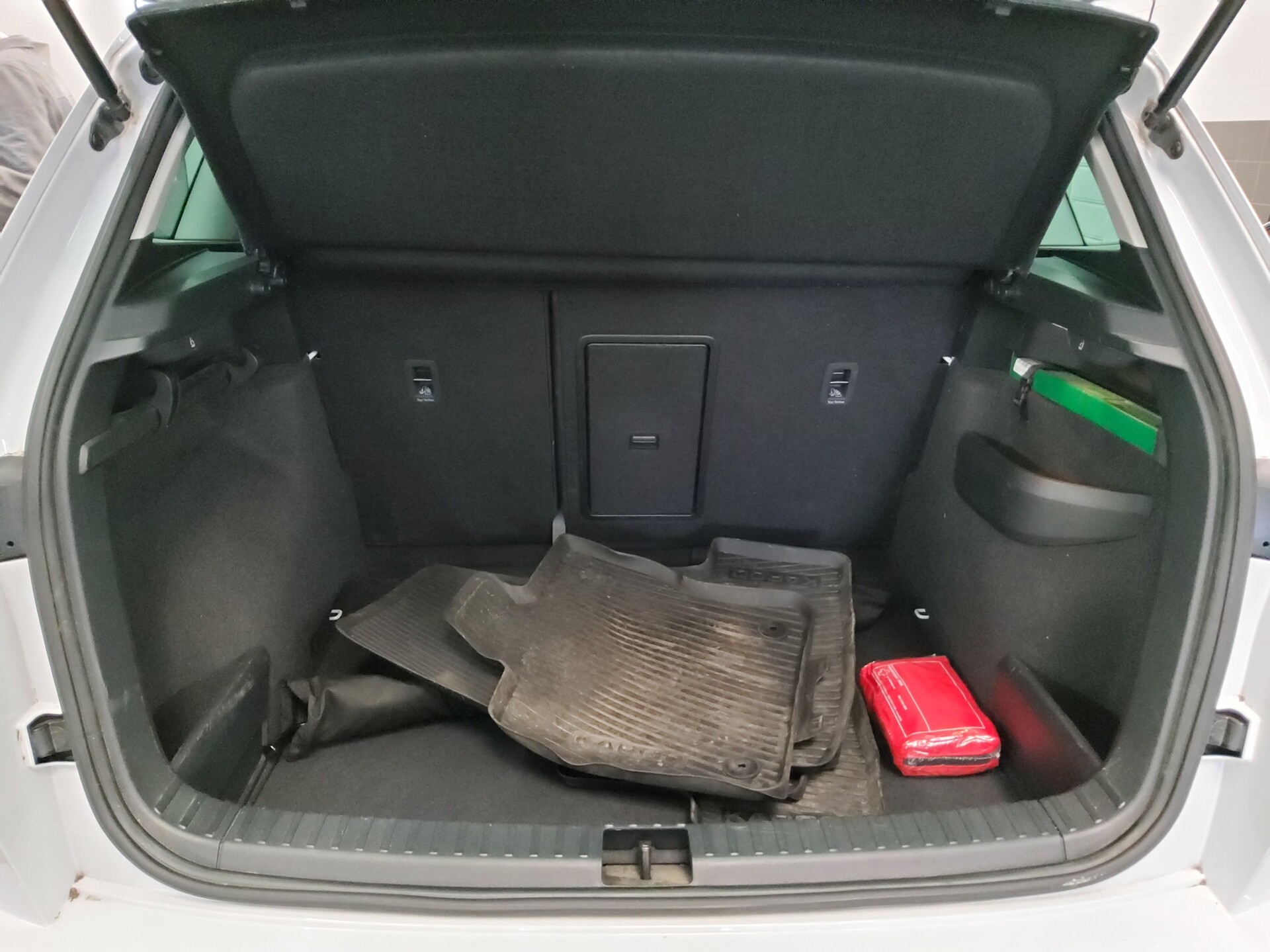 Skoda Karoq 2.0 TDI Ambition Navi LED vc RfK AHK ACC 12