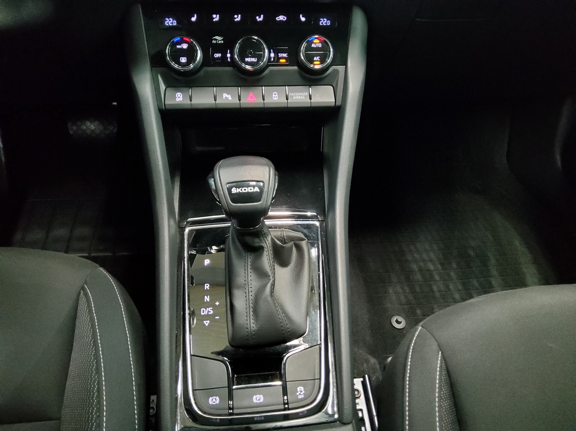 Skoda Karoq 2.0 TDI Ambition Navi LED vc RfK AHK ACC 8