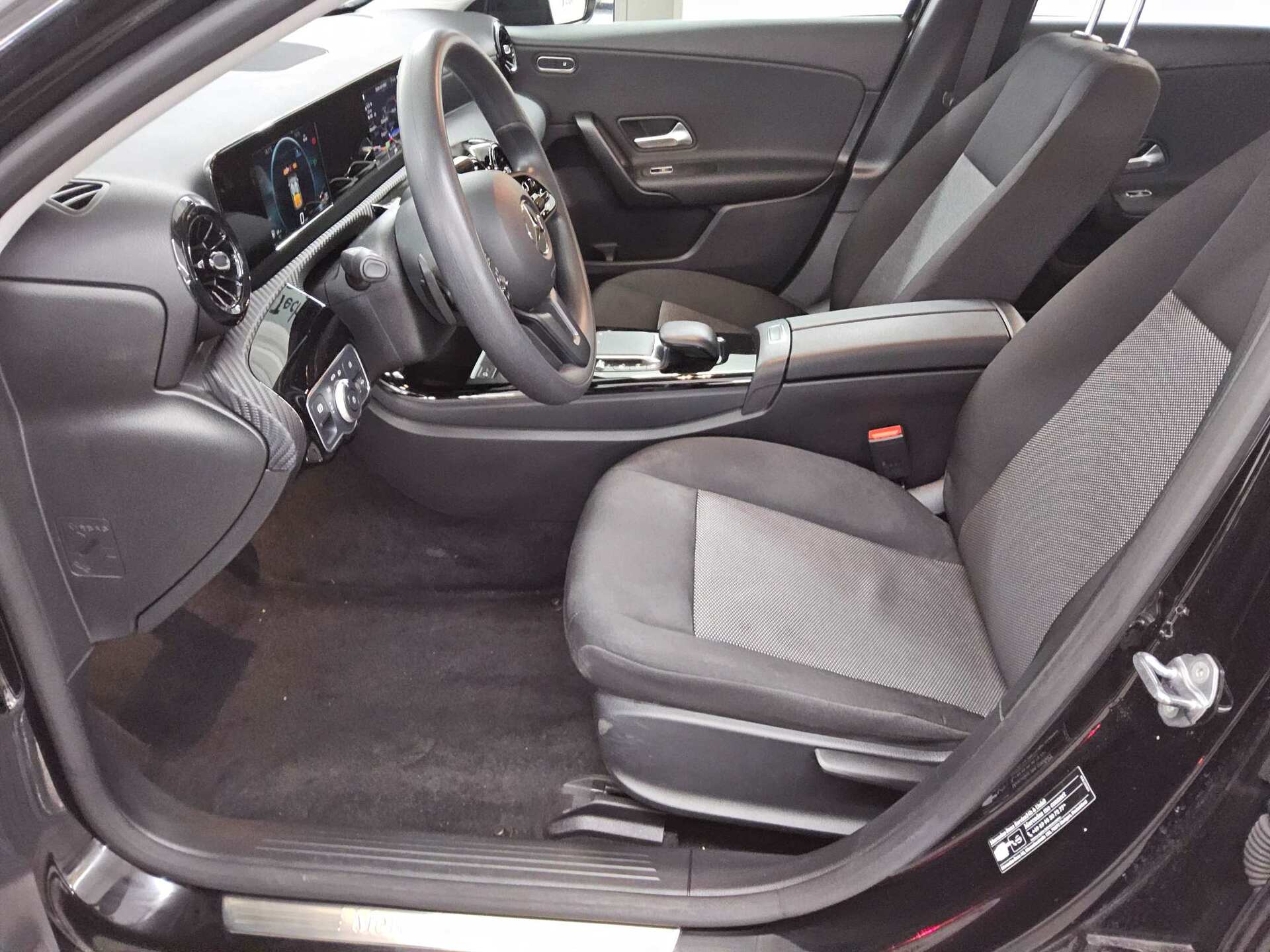 Mercedes-Benz A 180 d Navi PDC MBUX 9