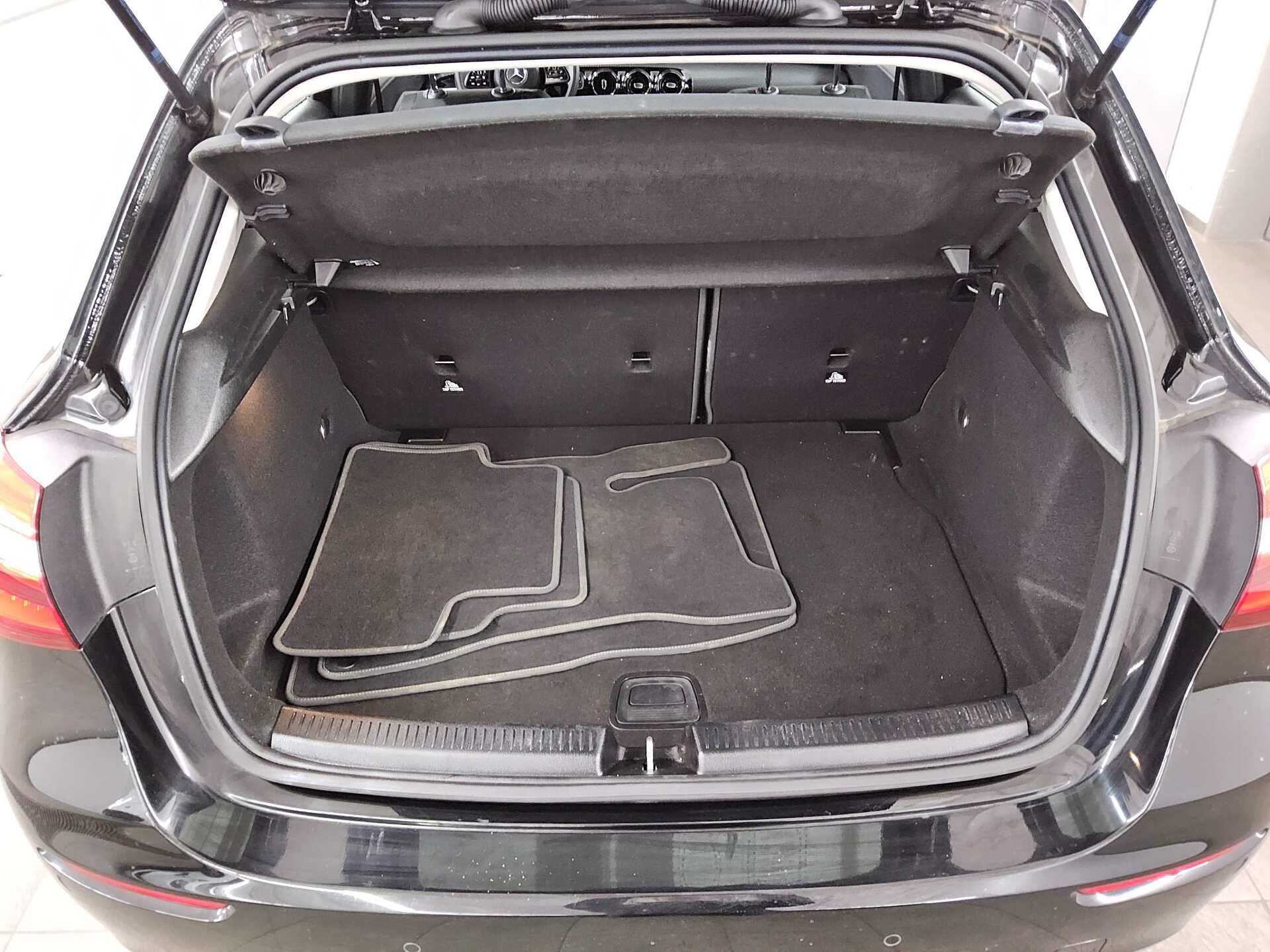 Mercedes-Benz A 180 d Navi PDC MBUX 12