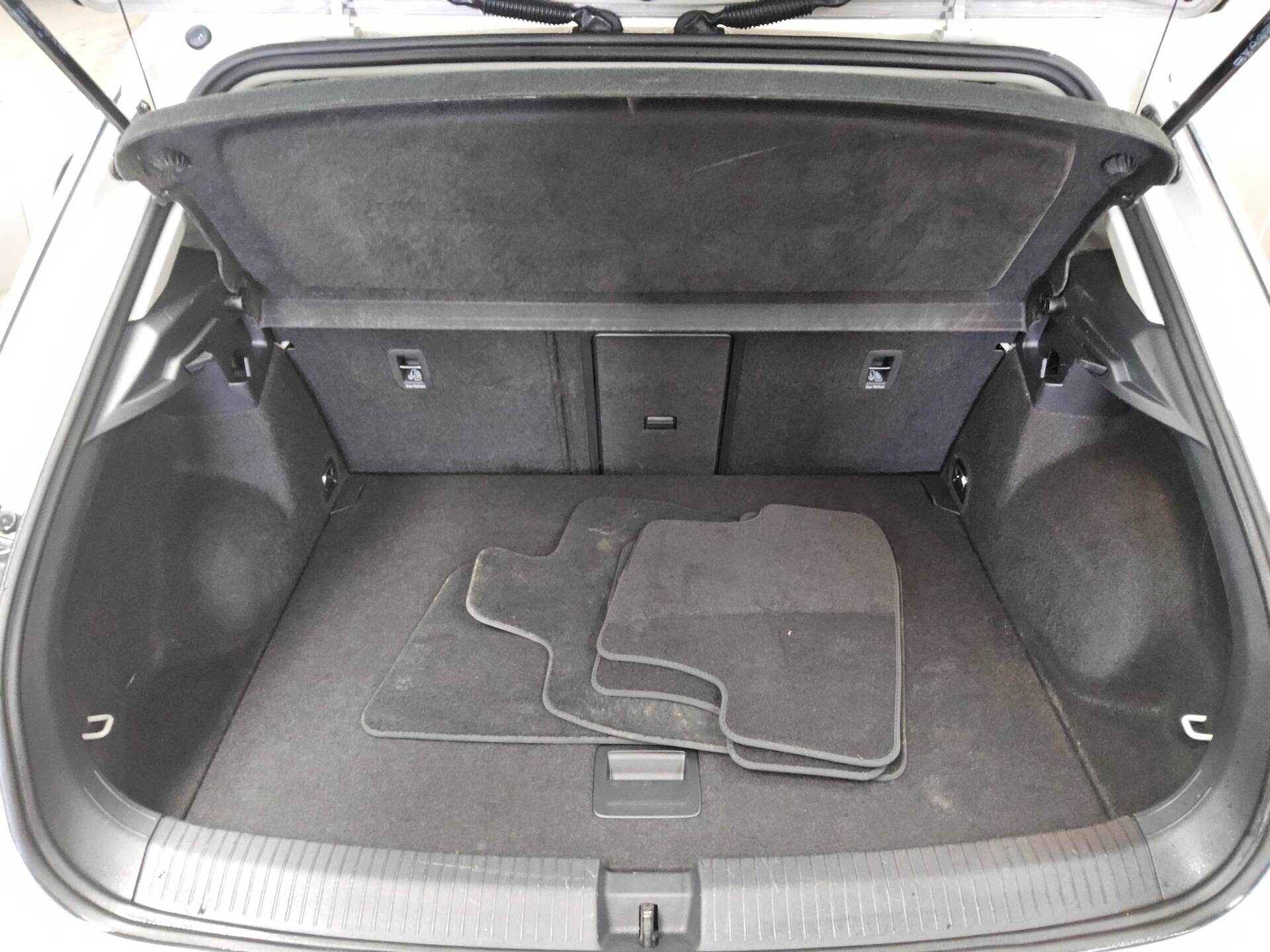 Volkswagen T-Roc 1.5 TSI Life AHK ACC StandHzg DC Nav vorr. 12