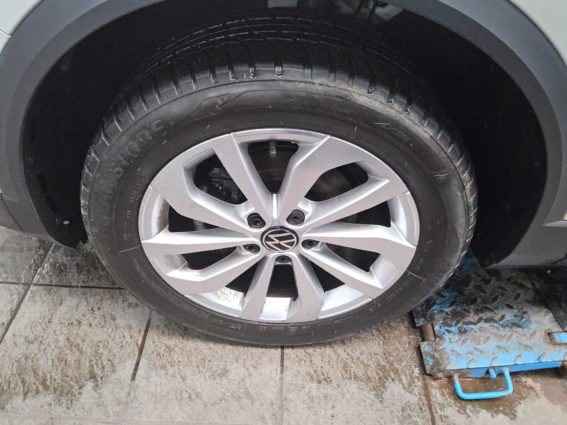 Volkswagen T-Roc 1.5 TSI Life AHK ACC StandHzg DC Nav vorr. 11