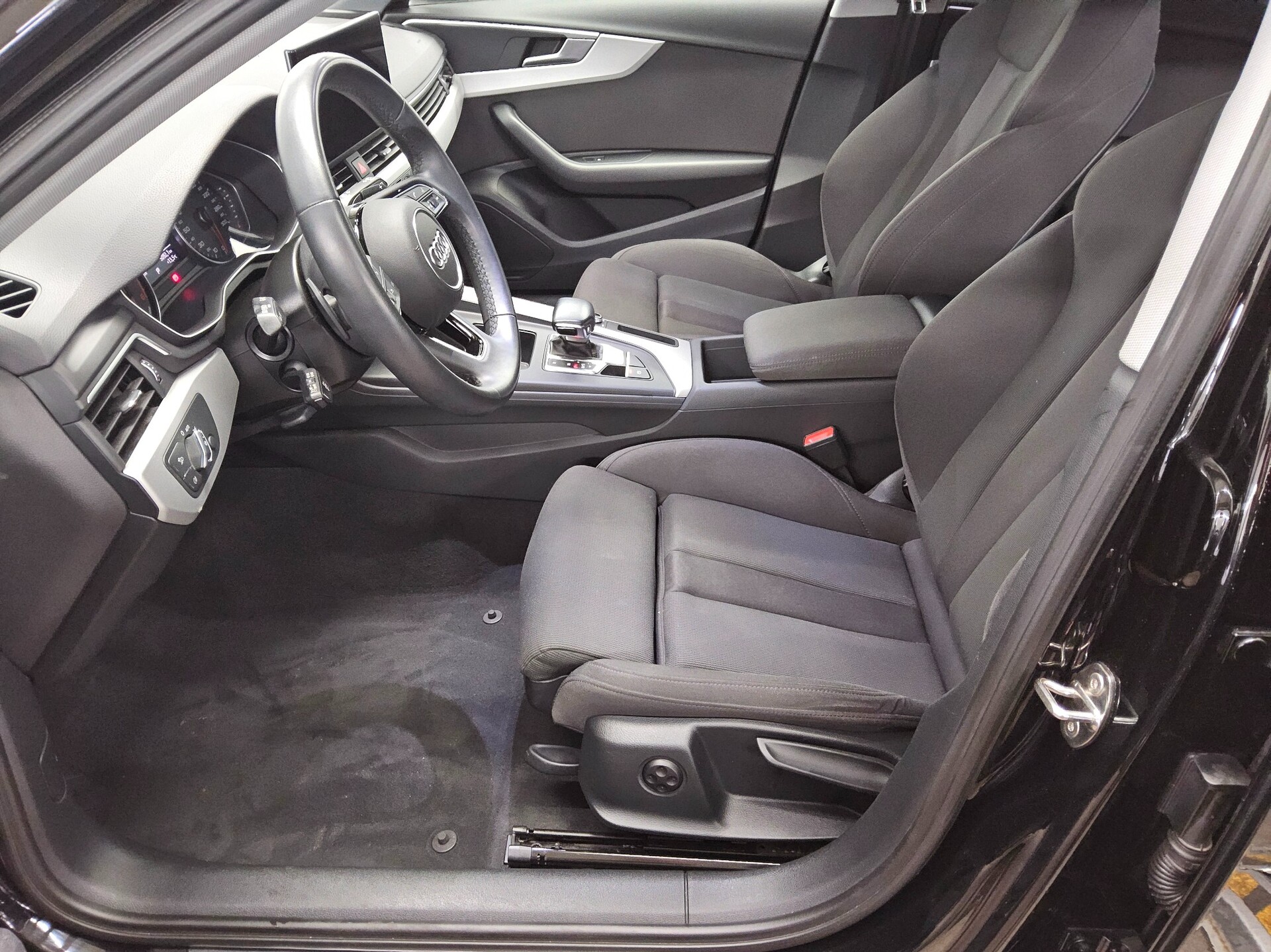 Audi A4 Avant 30 TDI Navi LED PDC Klima 8