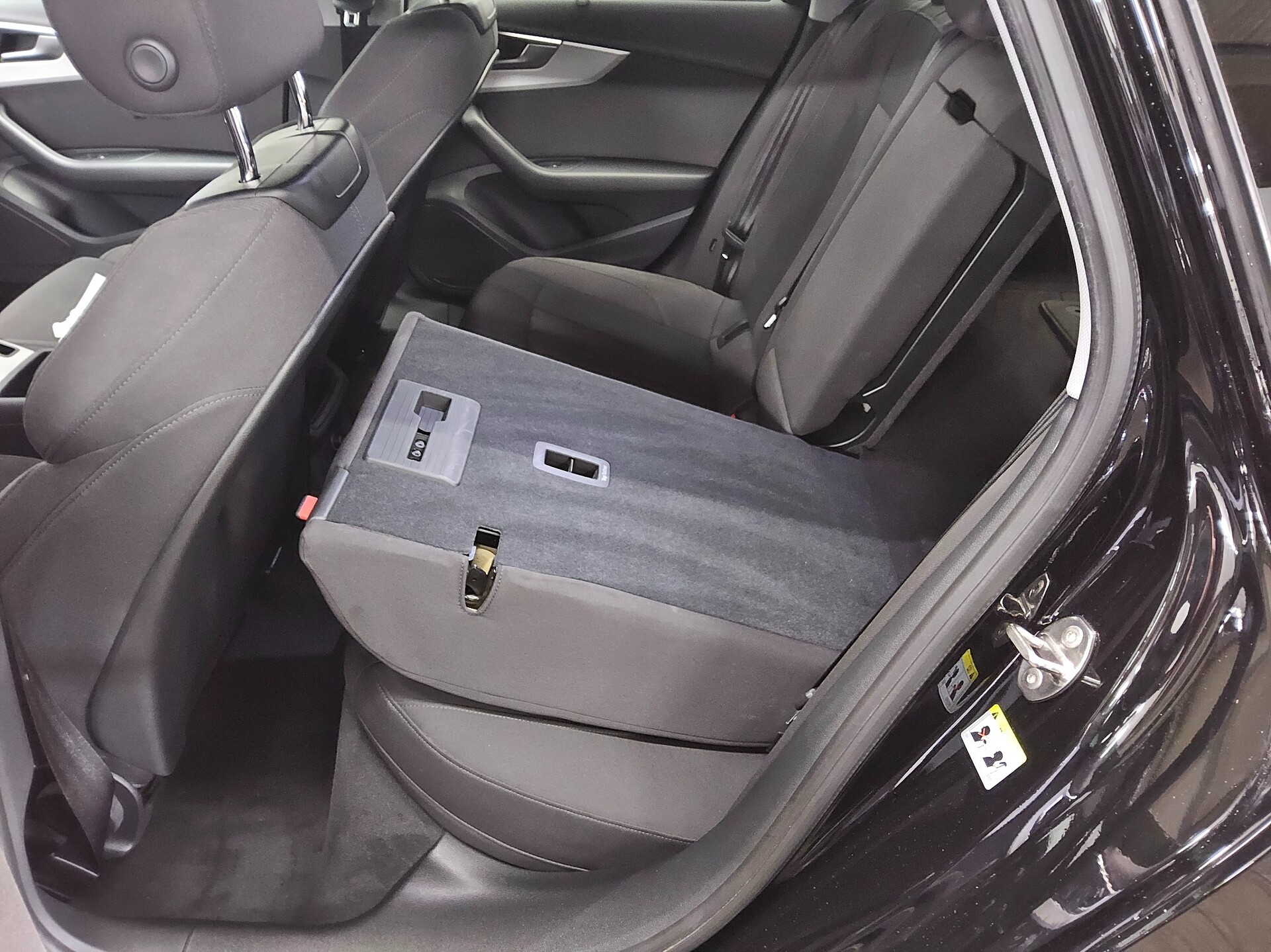 Audi A4 Avant 30 TDI Navi LED PDC Klima 12