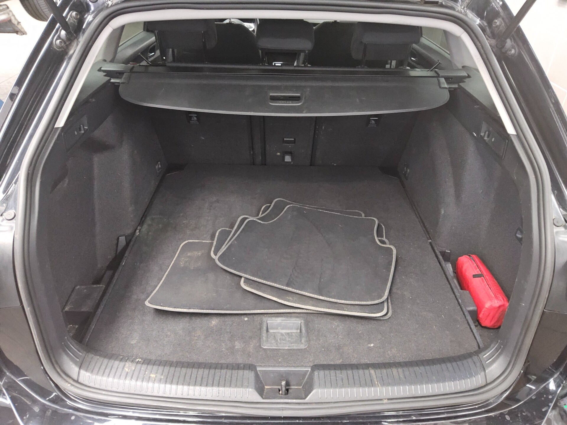 Volkswagen Golf-8 Var. 2.0 TDI Style Navi LED ACC DC AHK 12