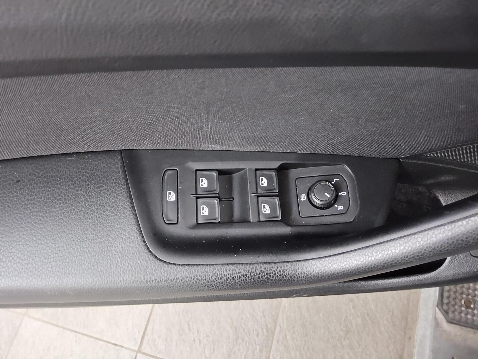 Volkswagen Passat Var. 2.0 TDI Business Navi LED RfK StHzg 9