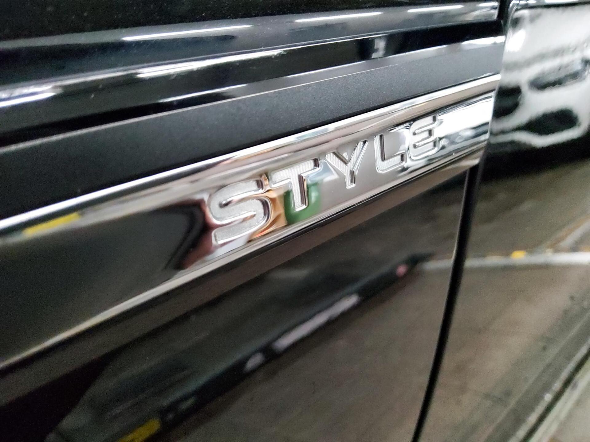 Volkswagen Golf-8 Var. 2.0 TDI Style Navi IQ.Light DC Pano 12