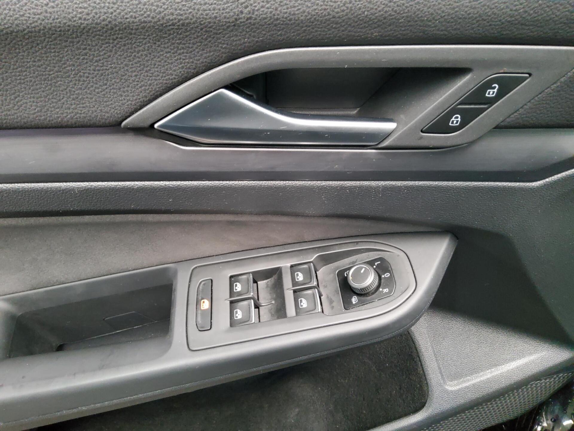 Volkswagen Golf-8 Var. 2.0 TDI Style Navi IQ.Light DC Pano 10