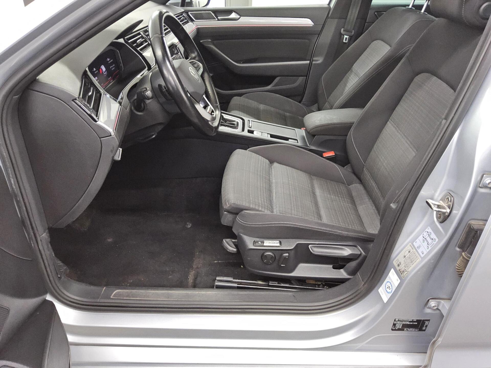 Volkswagen Passat Var. 2.0 TDI 4M Business Nav LED AID Pano 9