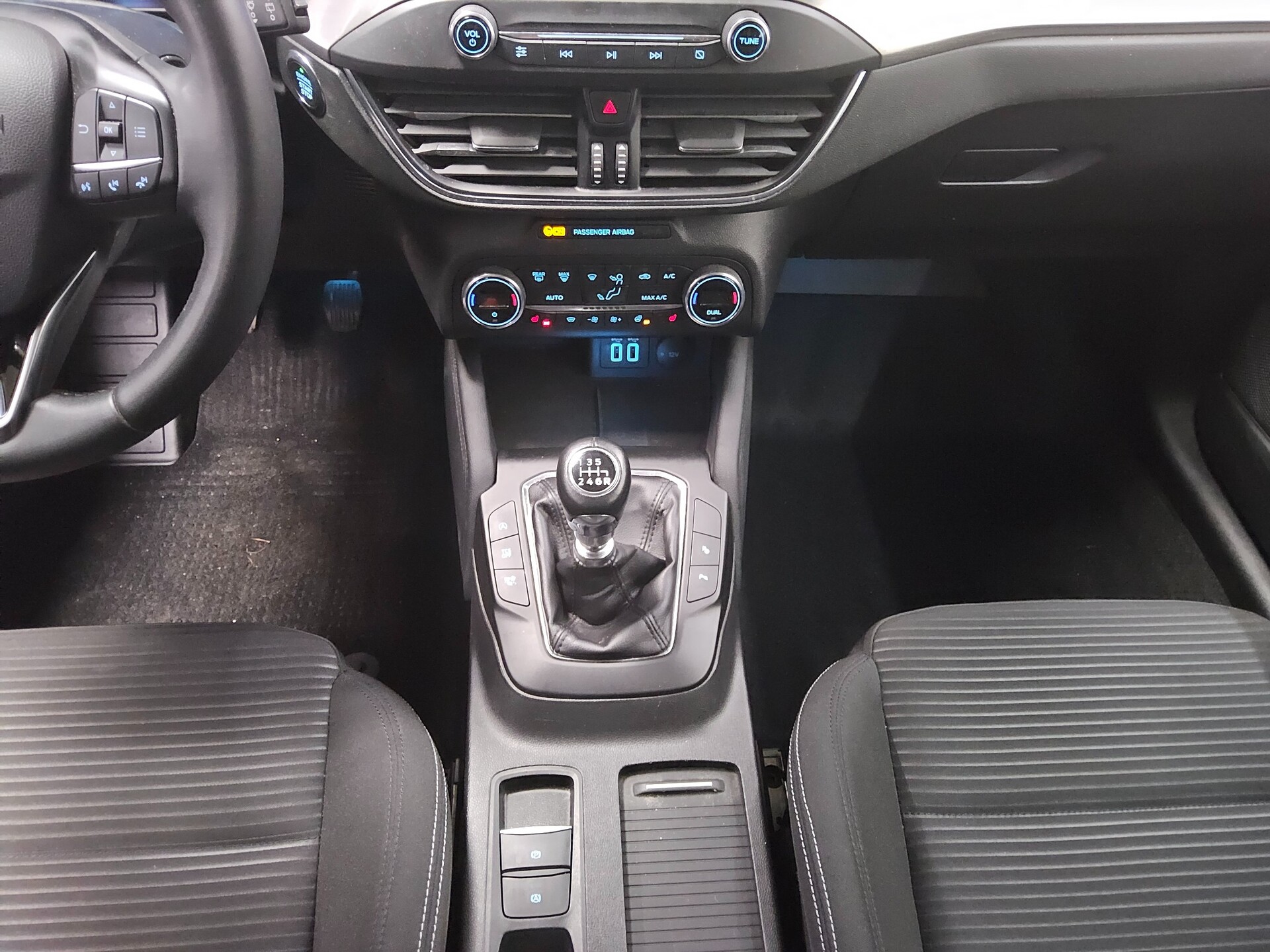 Ford Focus Turnier 1.0 EB Titanium Navi LED RFK PDC 6