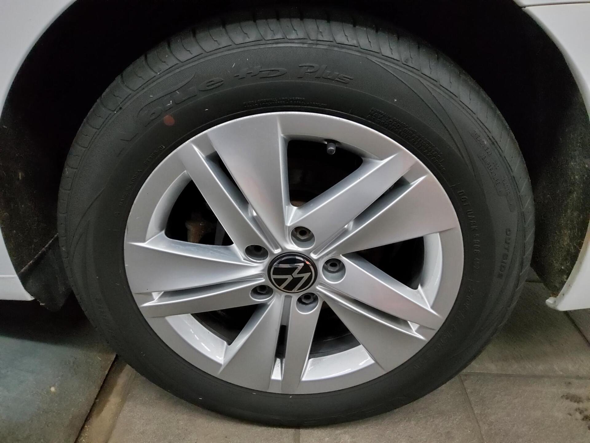 Volkswagen Golf-8 Var. 2.0 TDI Life Navi LED AID ACC PDC 11