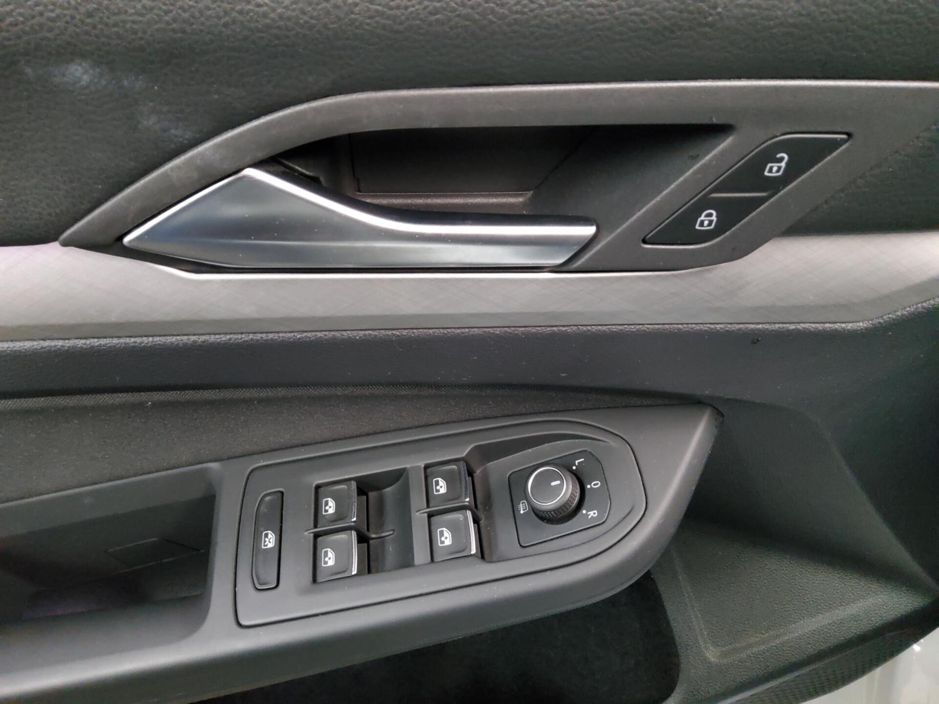 Volkswagen Golf-8 Var. 2.0 TDI Life Navi LED AID ACC PDC 10