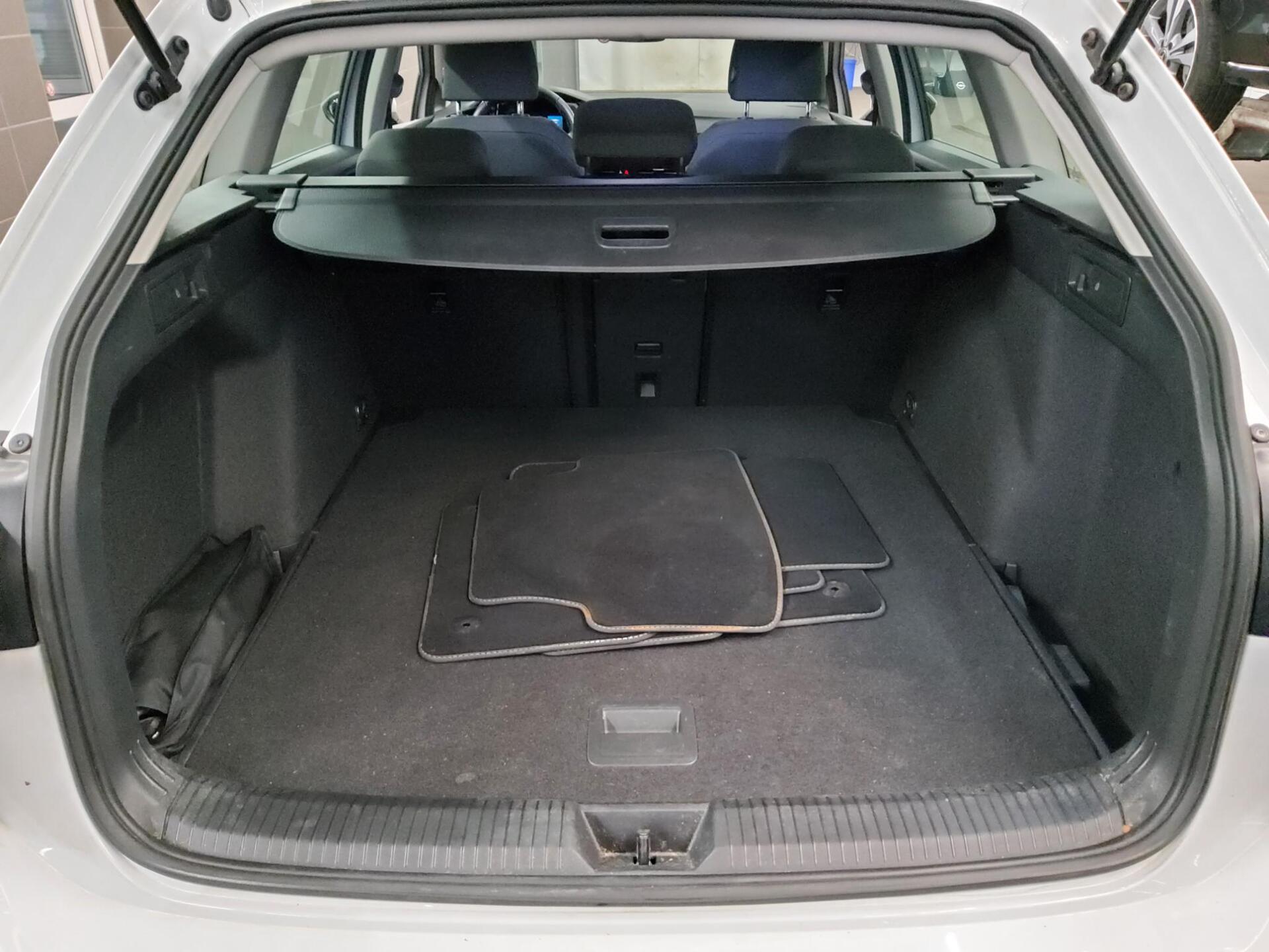 Volkswagen Golf-8 Var. 2.0 TDI Life Navi LED AID ACC PDC 12