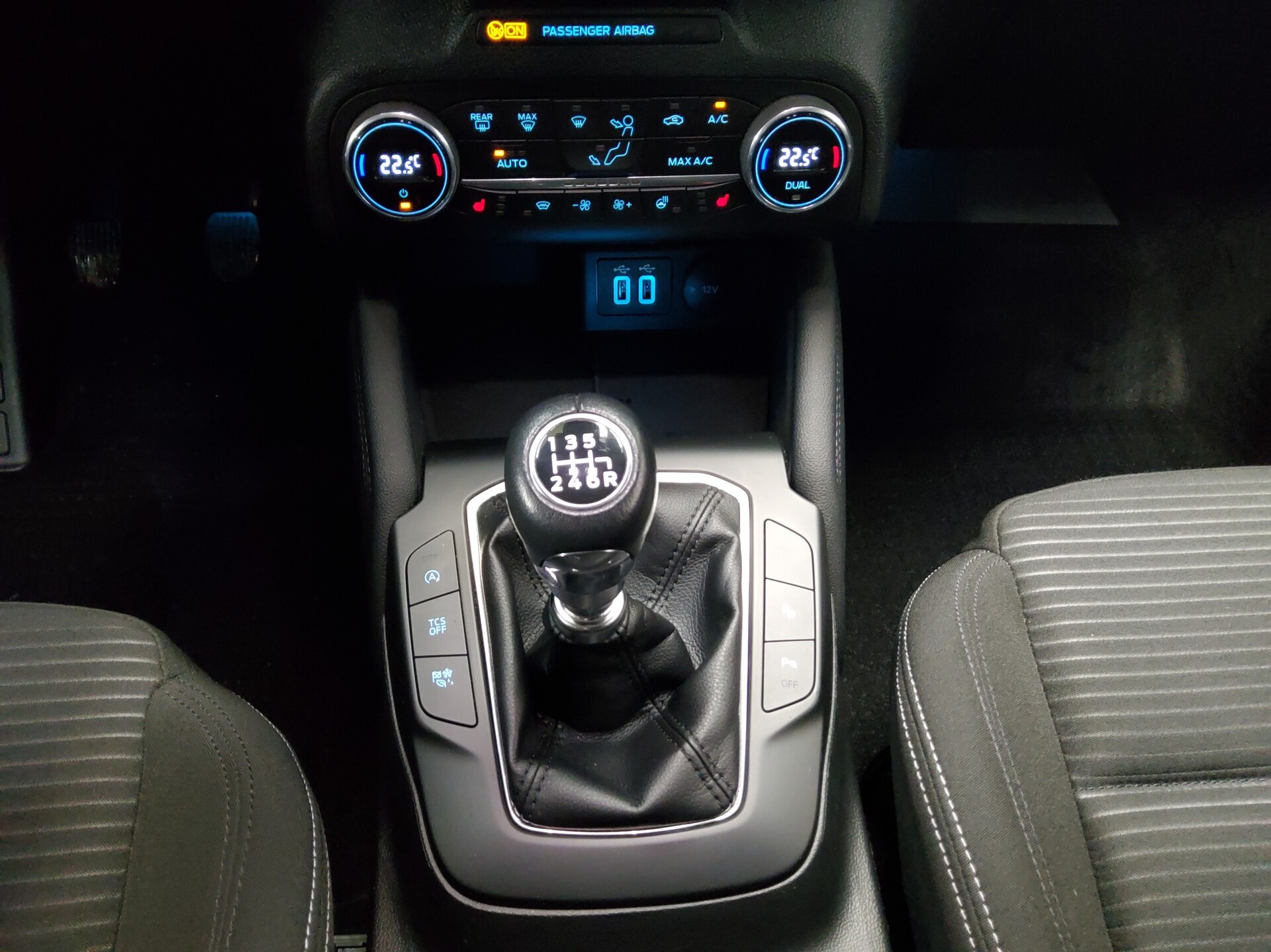 Ford Focus Turnier 1.0 EB Titanium Navi LED RFK PDC 6