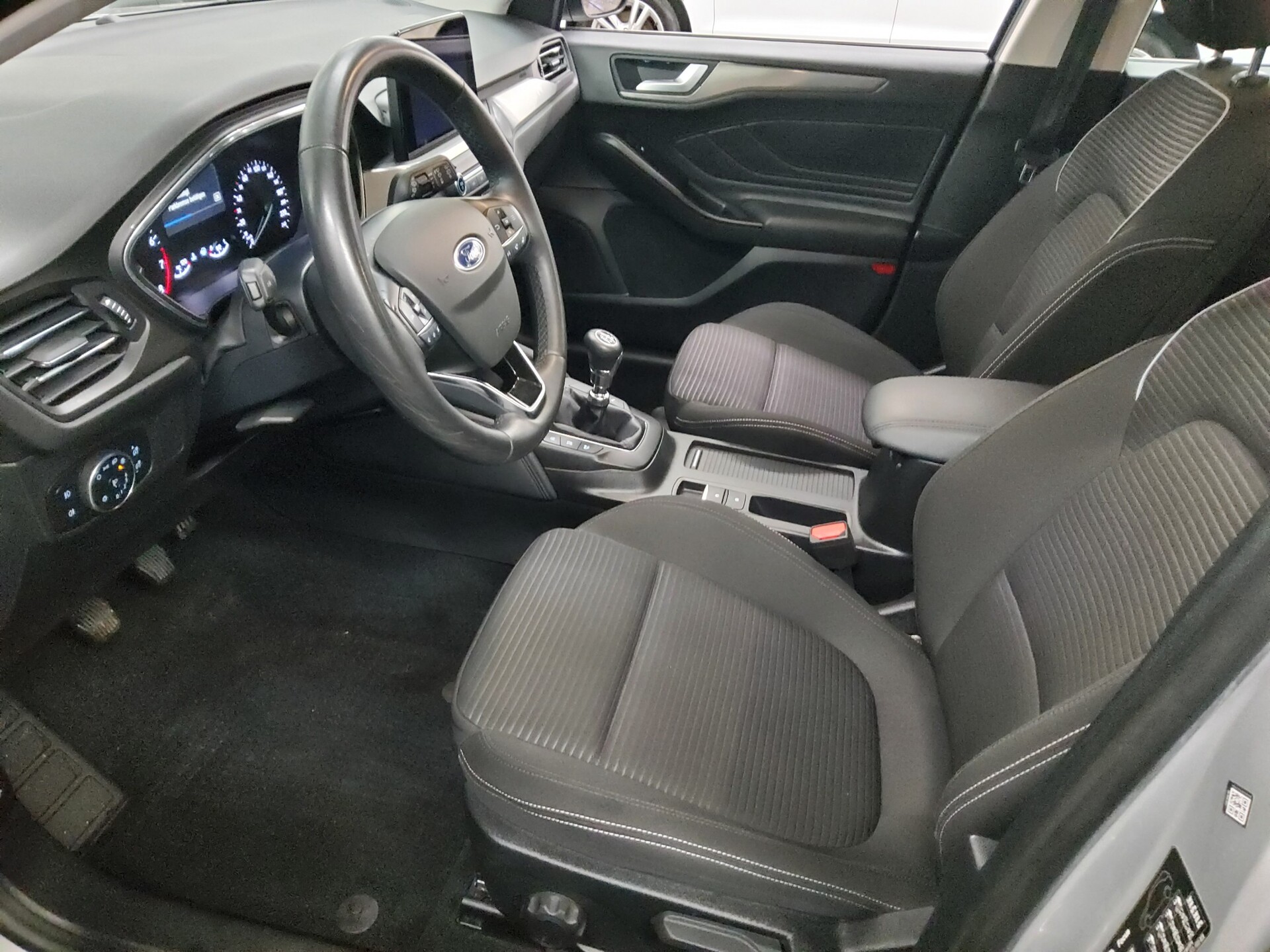 Ford Focus Turnier 1.0 EB Titanium Navi LED RFK Shz 8