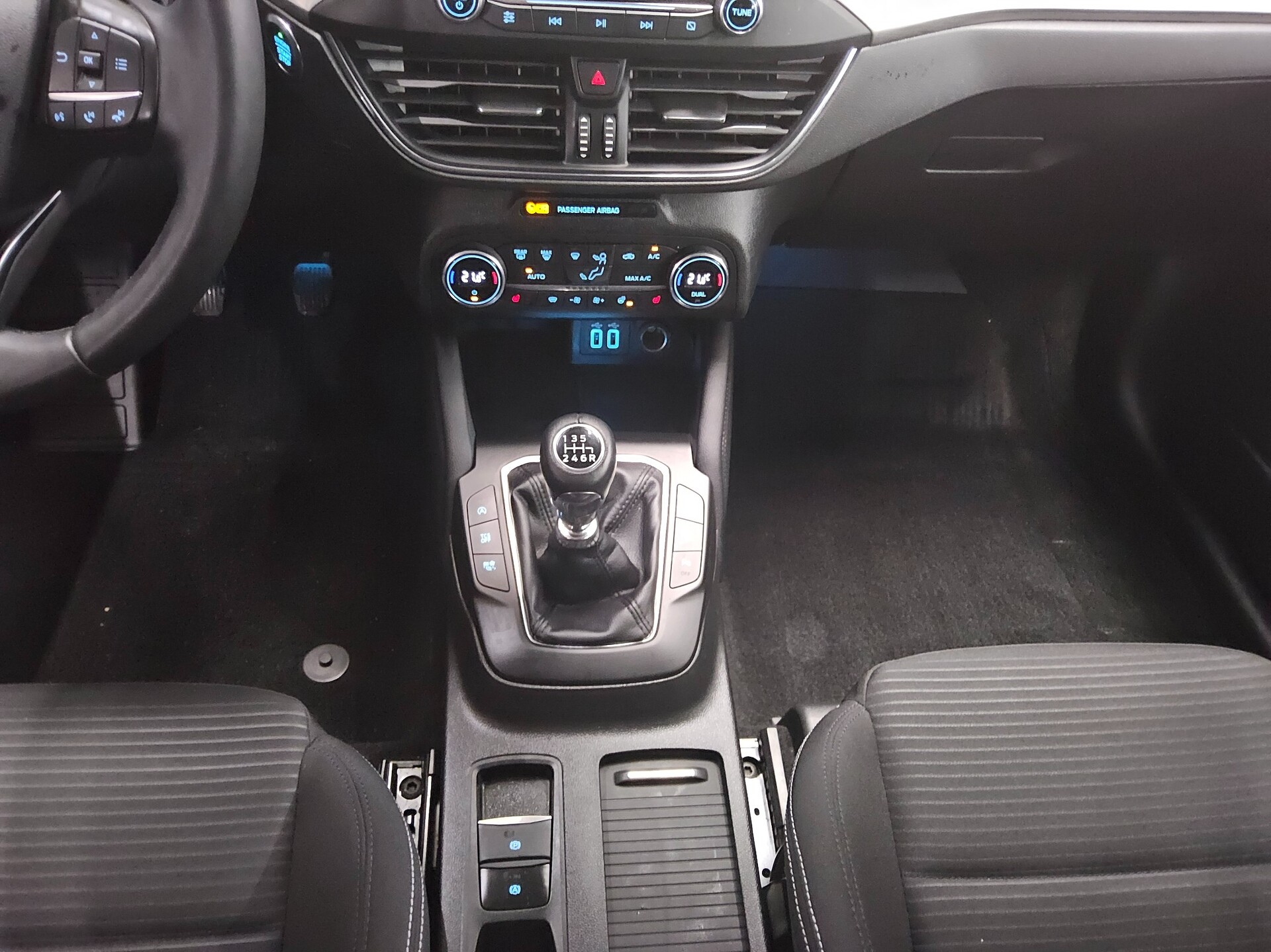 Ford Focus Turnier 1.0 EB Titanium Navi LED RFK PDC 6