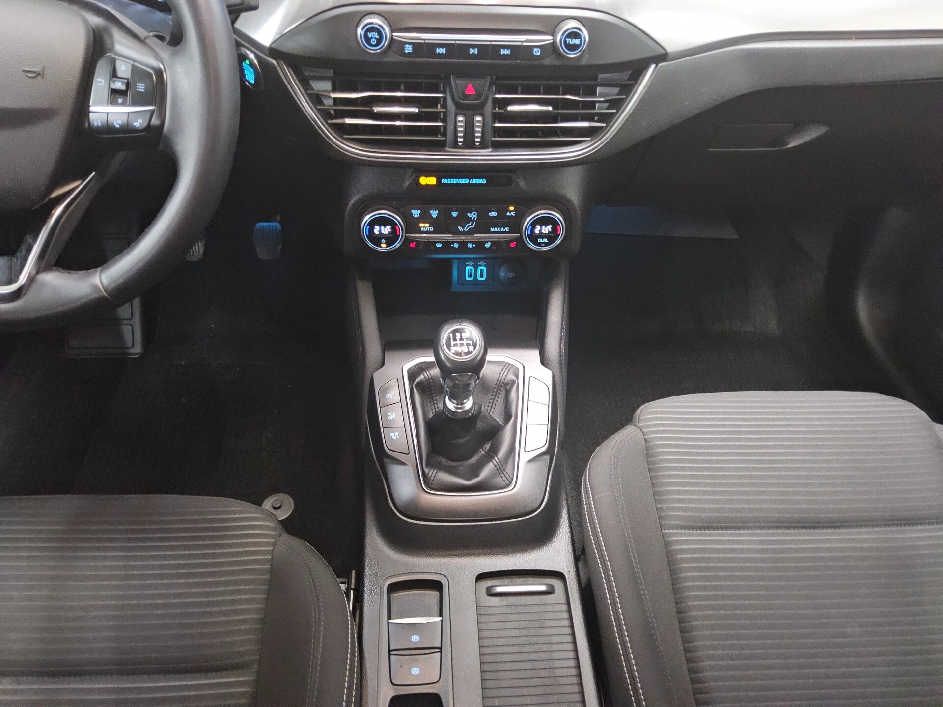 Ford Focus Turnier 1.0 EB Titanium Navi LED RFK PDC 6