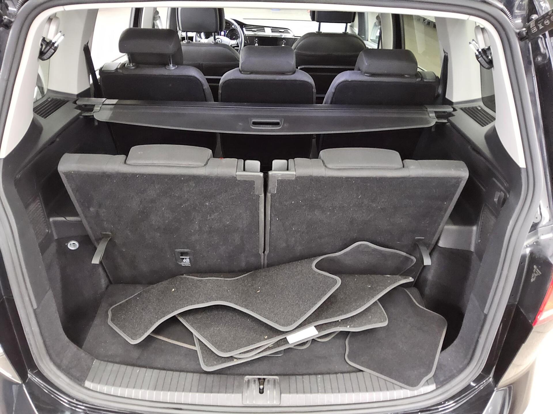 Volkswagen Touran 2.0 TDI Highline 7-Sitze AHK Navi ACC AHK 11