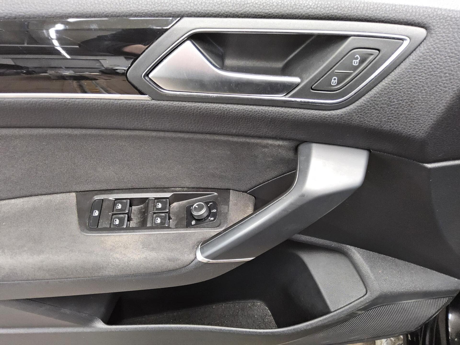 Volkswagen Touran 2.0 TDI Highline 7-Sitze AHK Navi ACC AHK 9