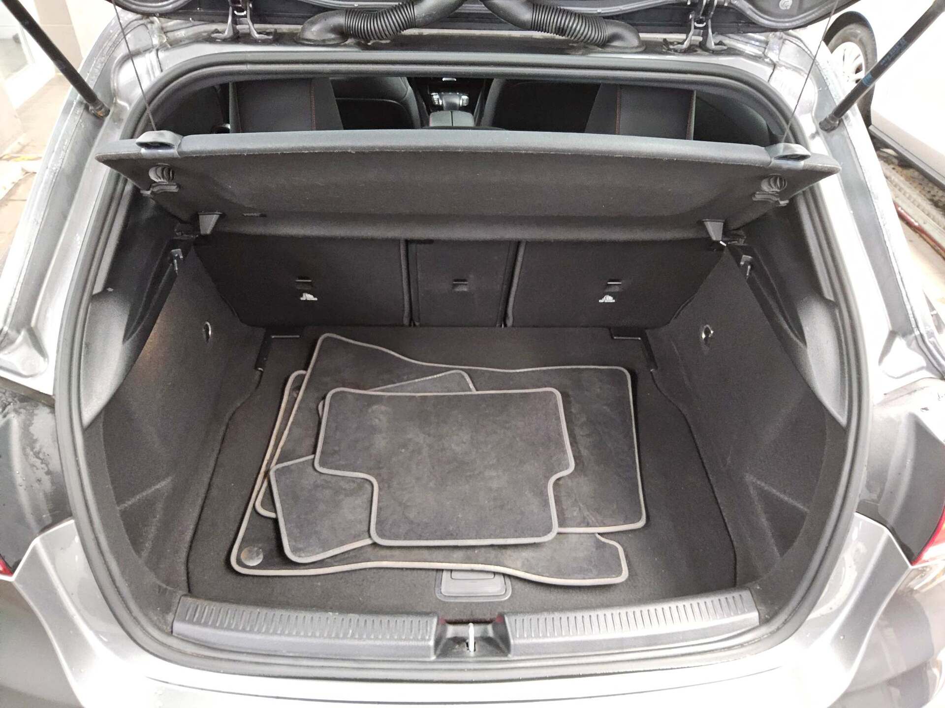 Mercedes-Benz A 200 d AMG-Line Navi LED AHK RfK Distronic+ 12