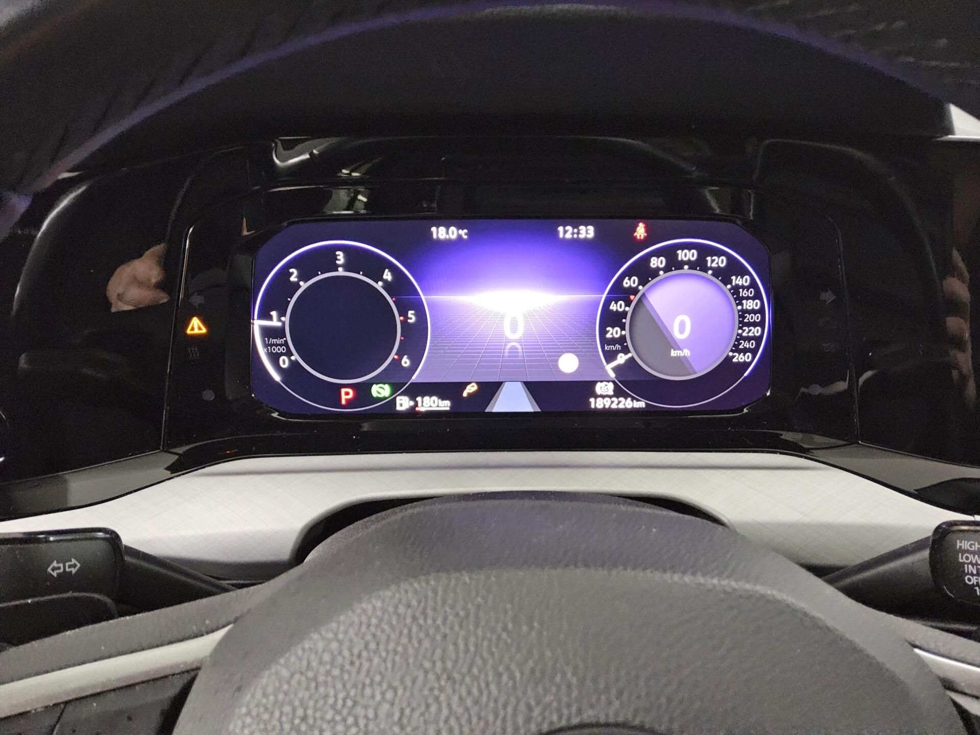 Volkswagen Golf-8 Var. 2.0 TDI Life Navi LED DC Memory 8