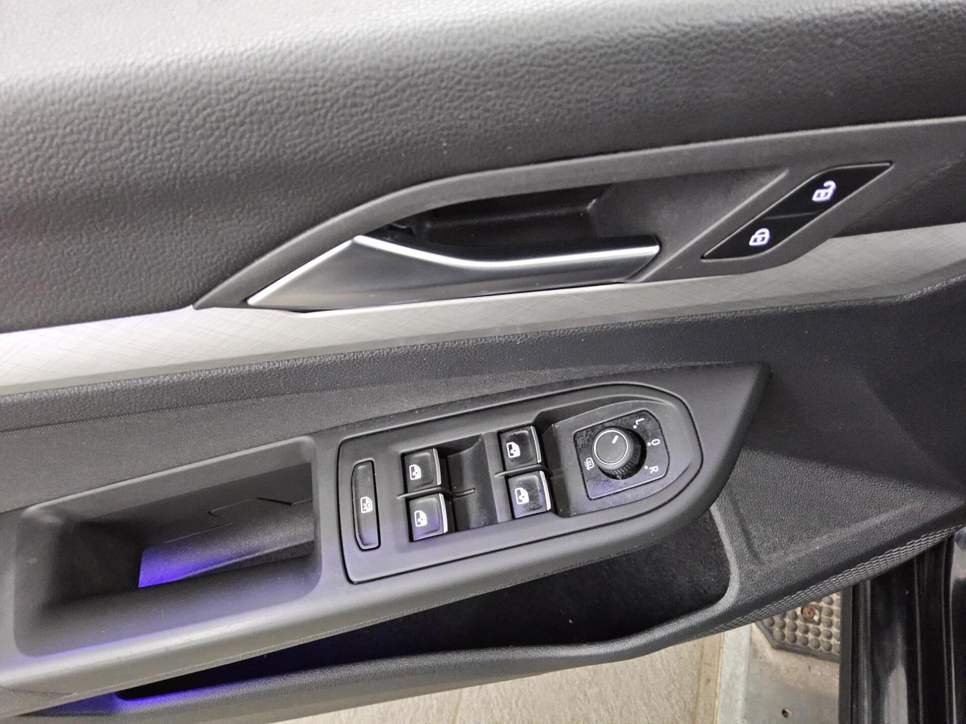 Volkswagen Golf-8 Var. 2.0 TDI Life Navi LED DC Memory 10