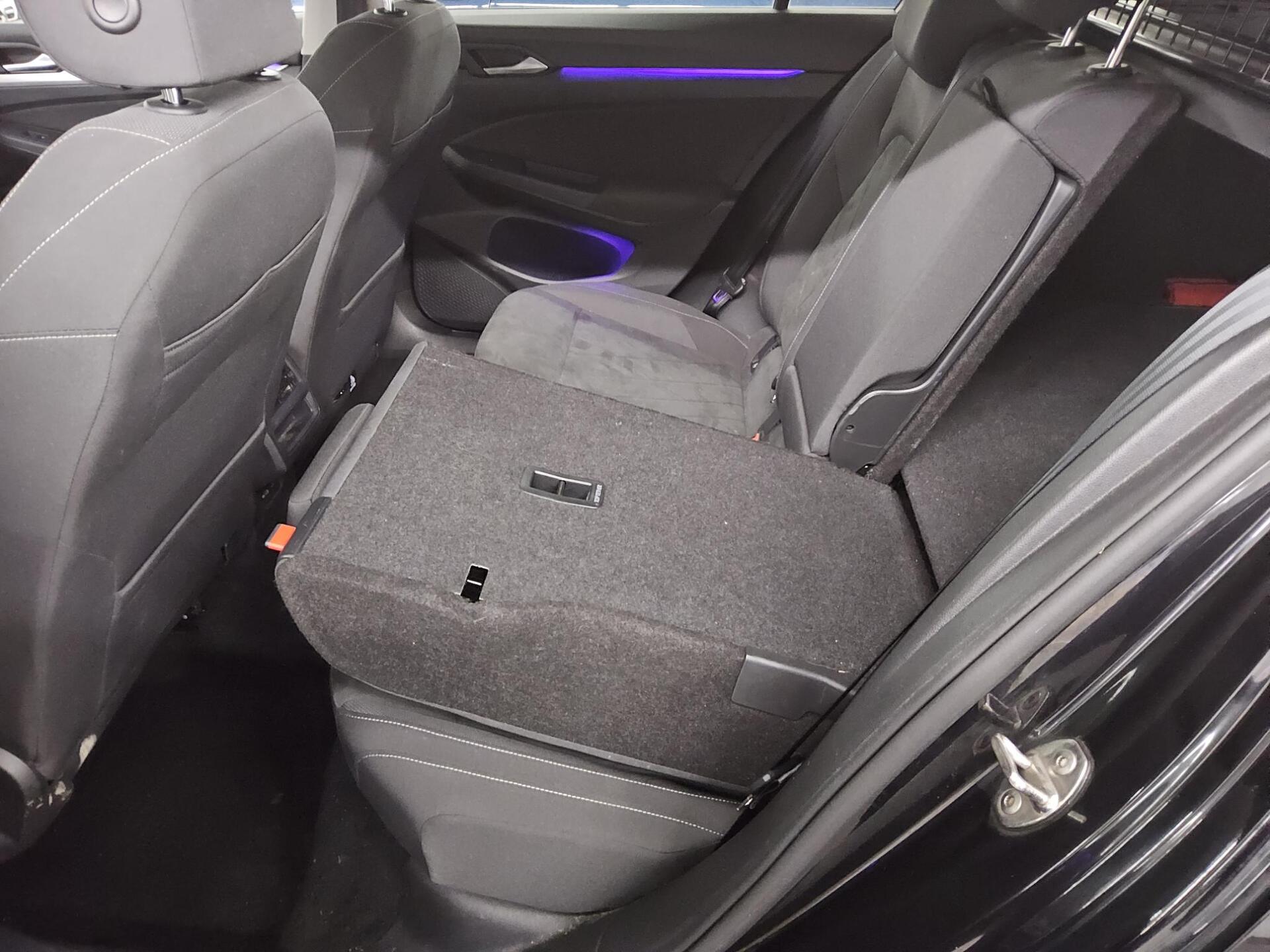 Volkswagen Golf-8 Var. 2.0 TDI Life Navi LED DC Memory 13