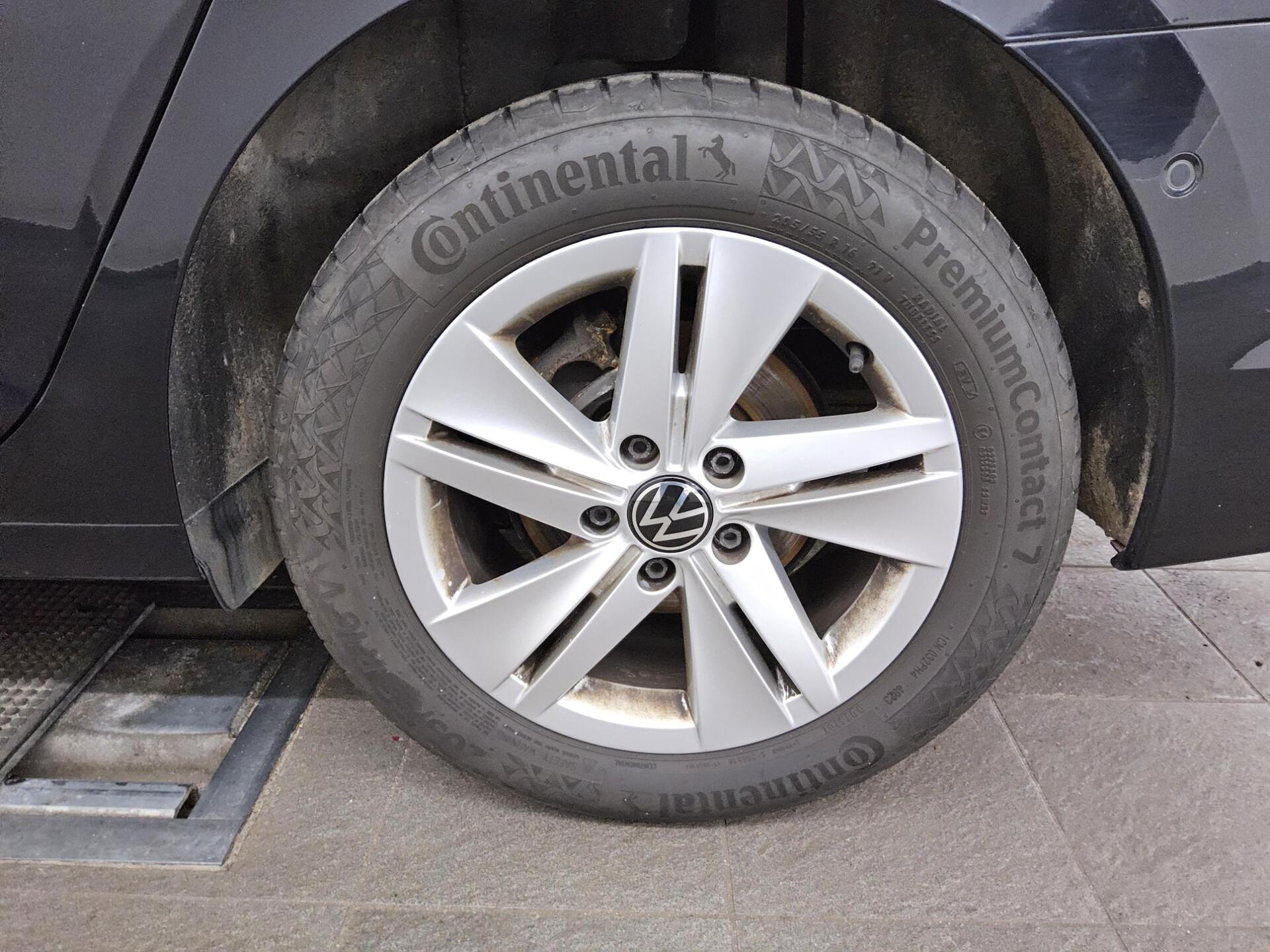 Volkswagen Golf-8 Var. 2.0 TDI Life Navi LED DC Memory 11