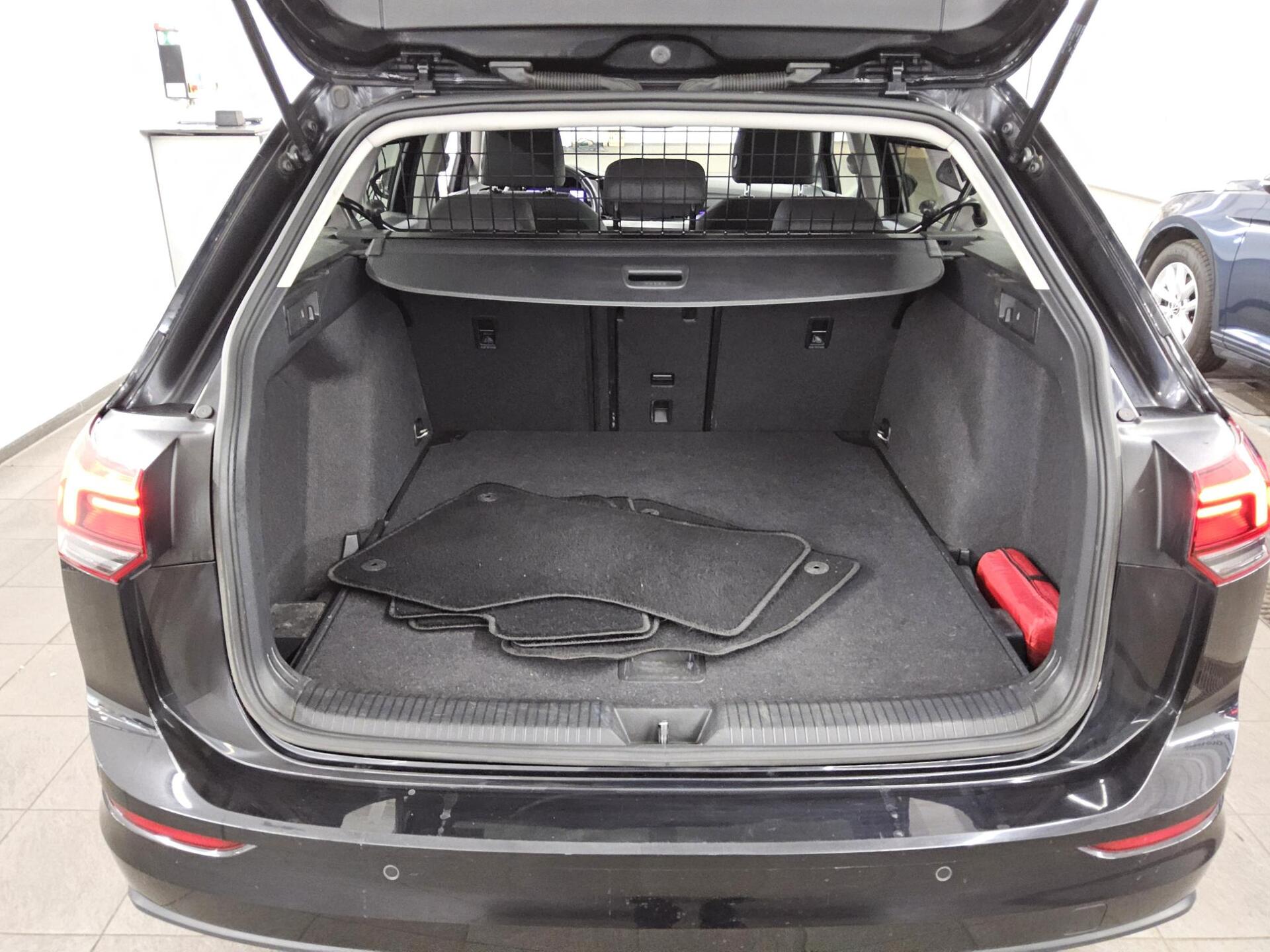 Volkswagen Golf-8 Var. 2.0 TDI Life Navi LED DC Memory 12