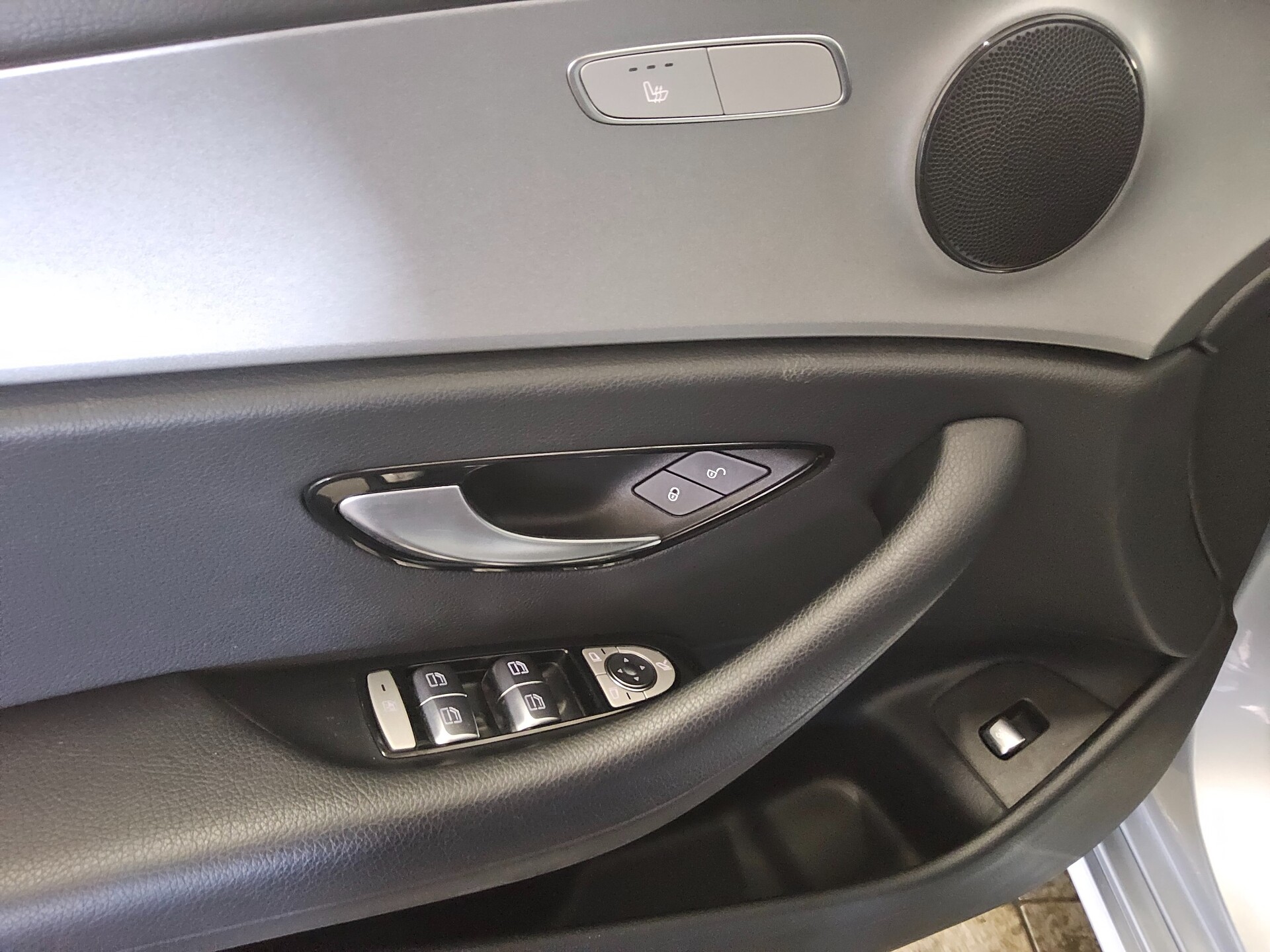 Mercedes-Benz E 300 T de Navi Widescreen LED RFK Distr.+ AHK 10