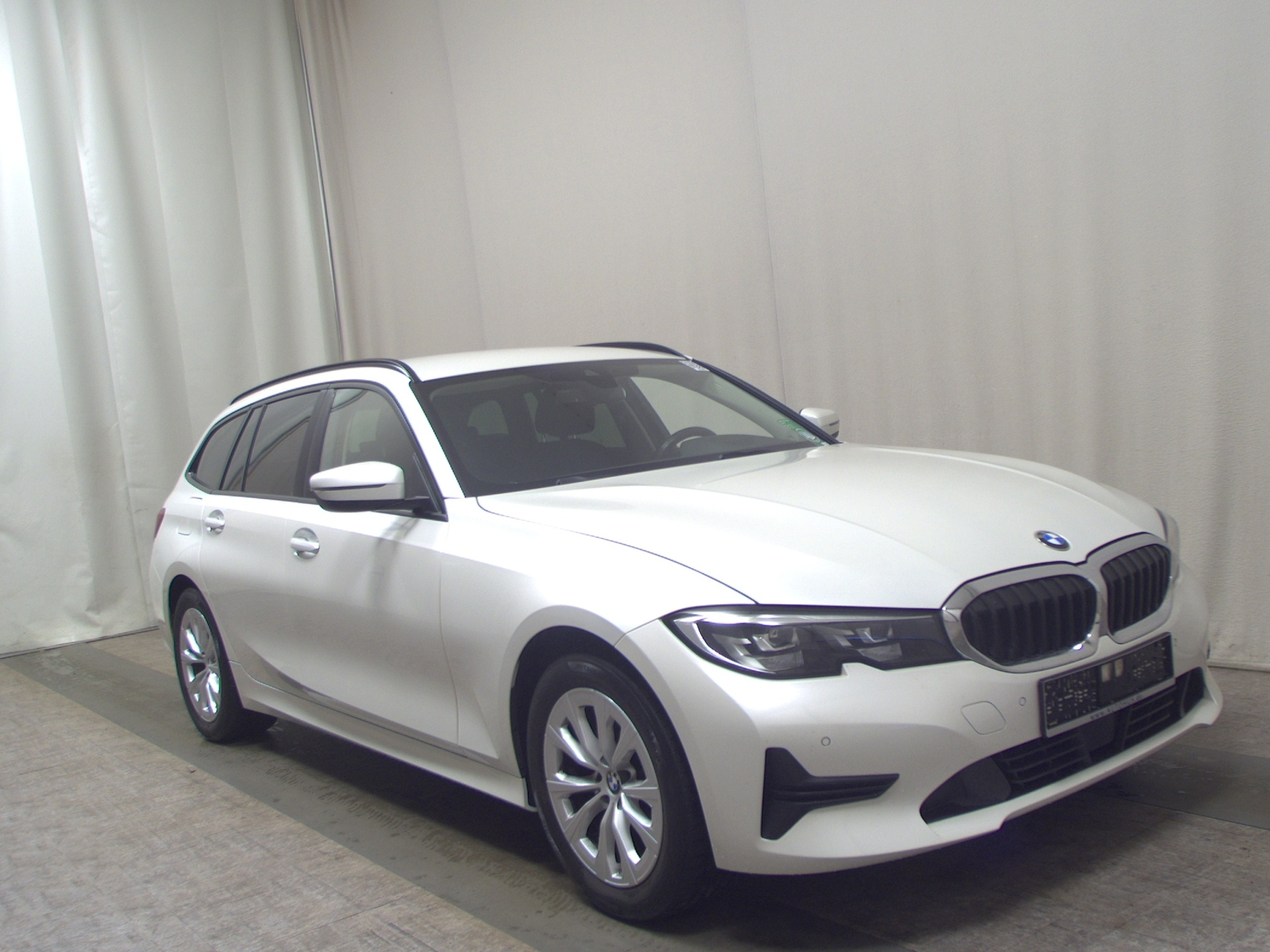 BMW 318iA Touring Navi LC Pro HuD HiFi LED PDC Shz 3