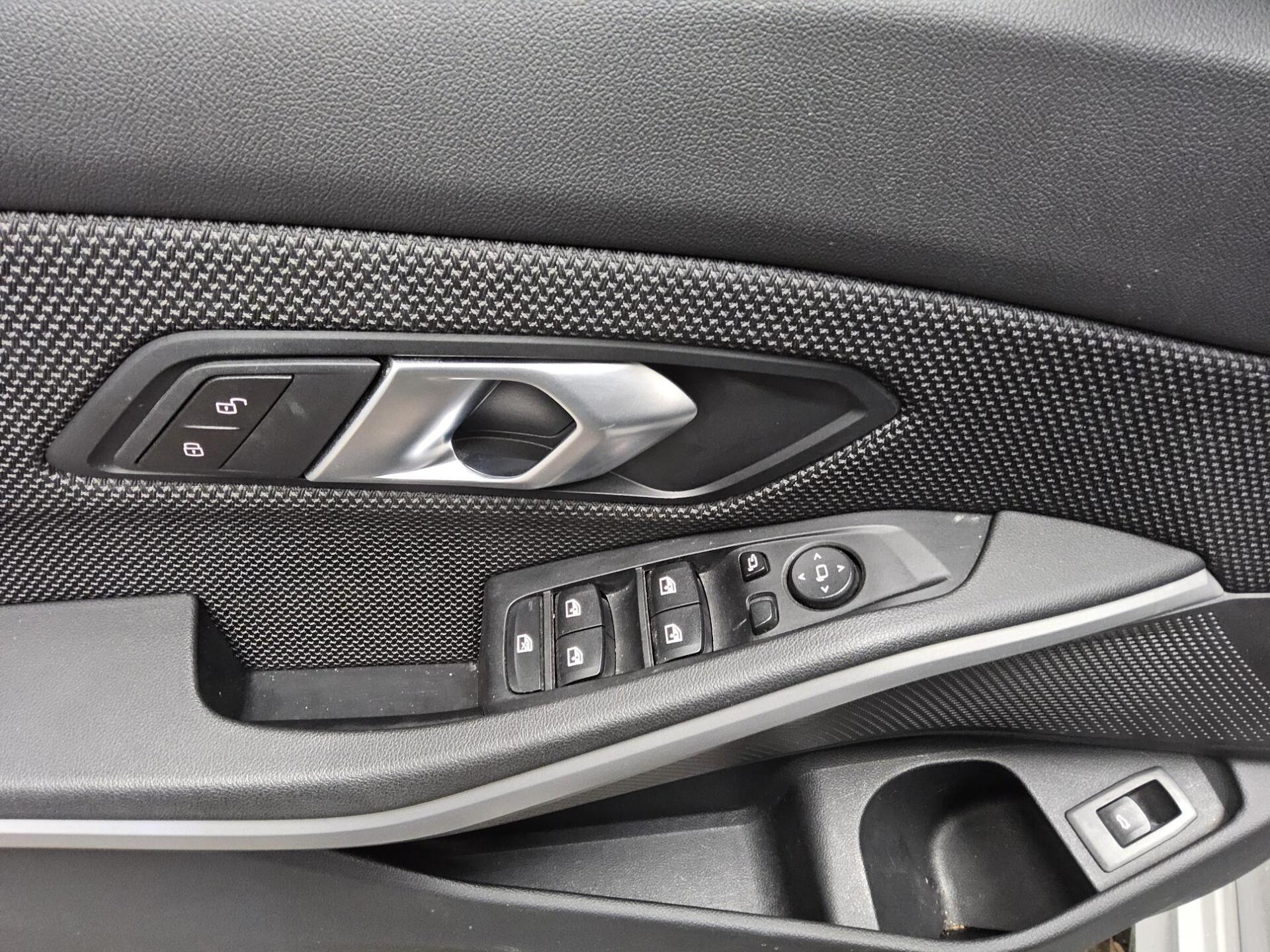 BMW 318iA Touring Navi LC Pro HuD HiFi LED PDC Shz 10