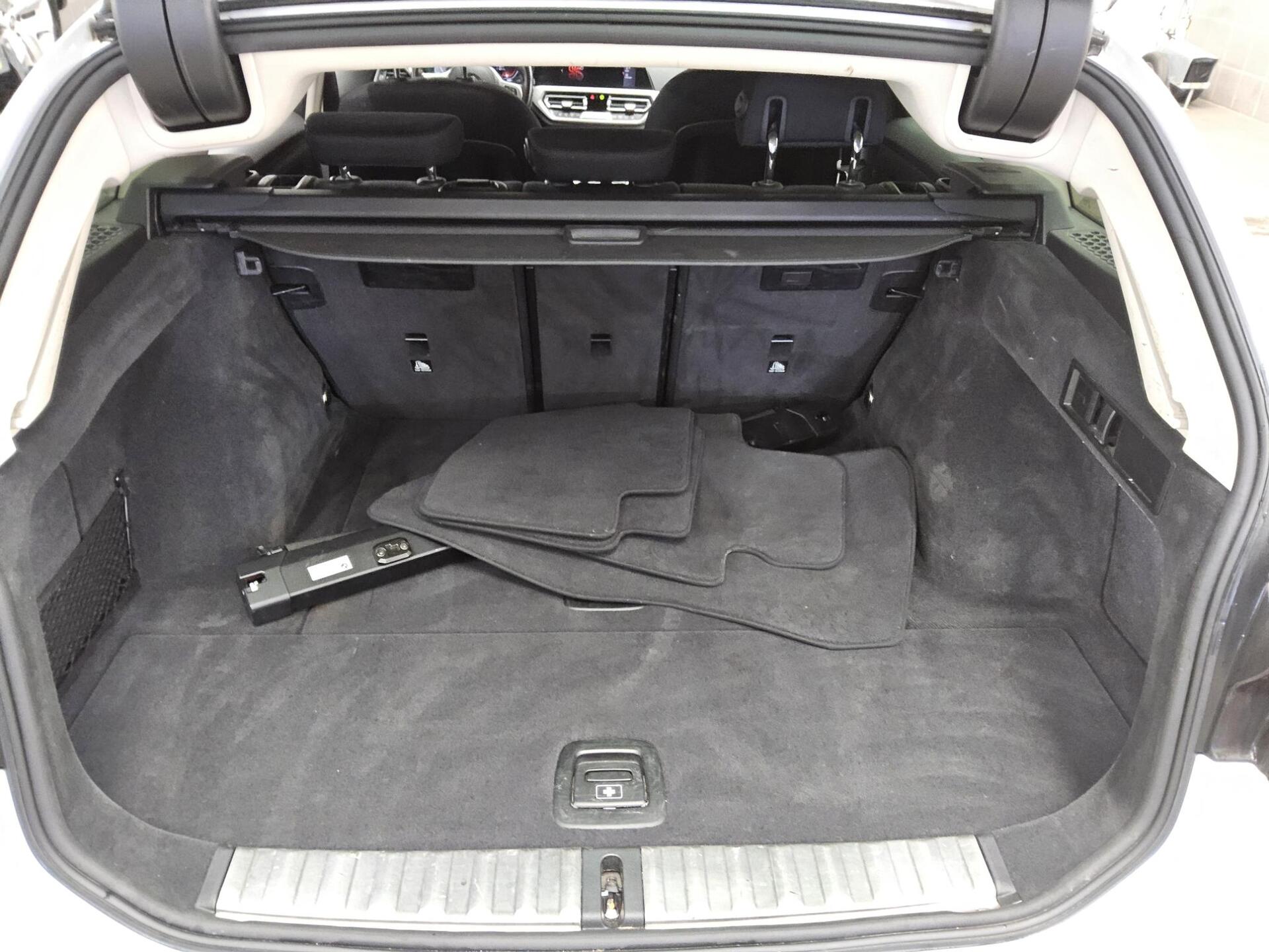 BMW 318iA Touring Navi LC Pro HuD HiFi LED PDC Shz 12