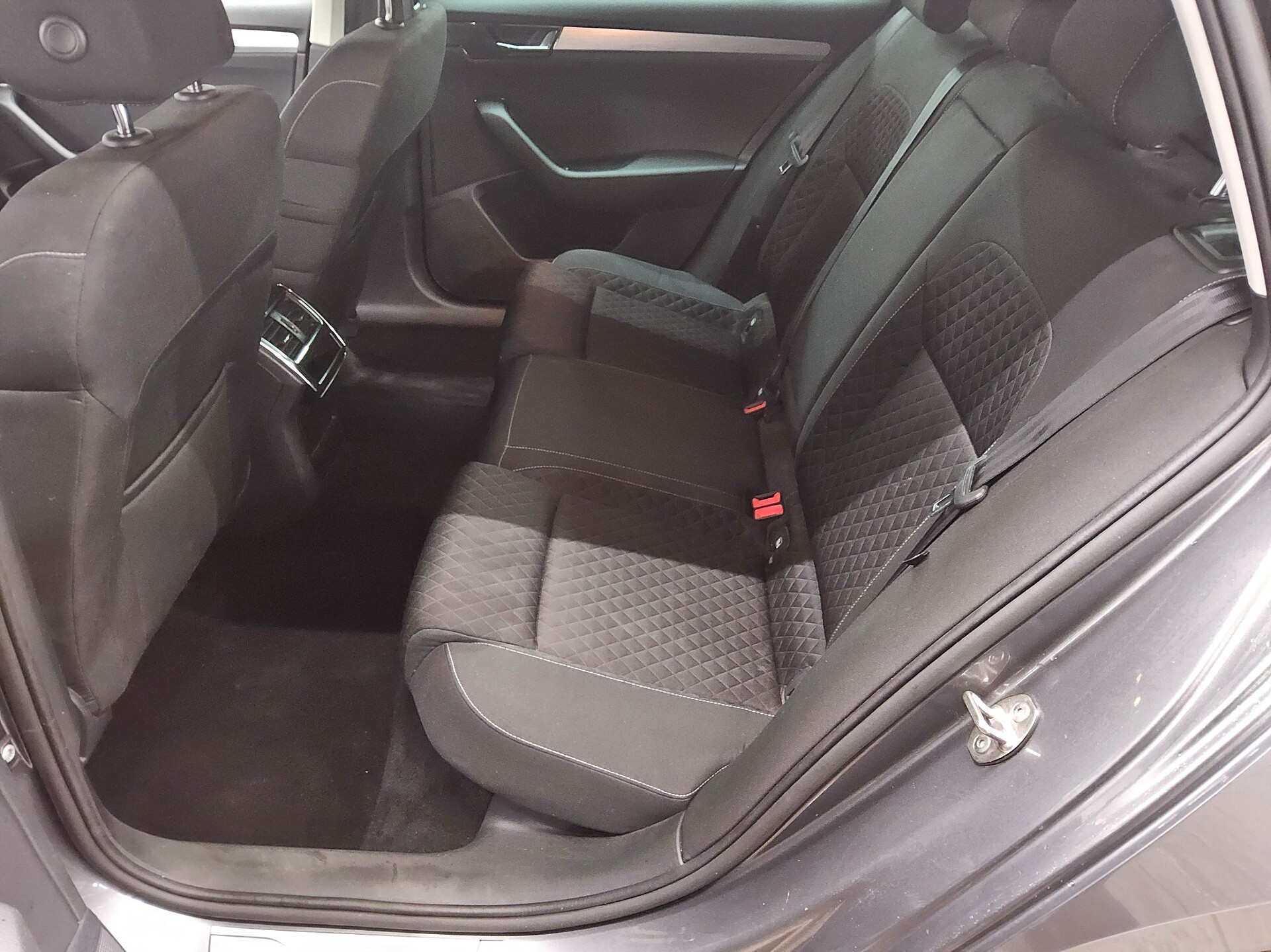 Skoda Superb Kombi 2.0 TDI Ambition Navi AID RFK AHK 13